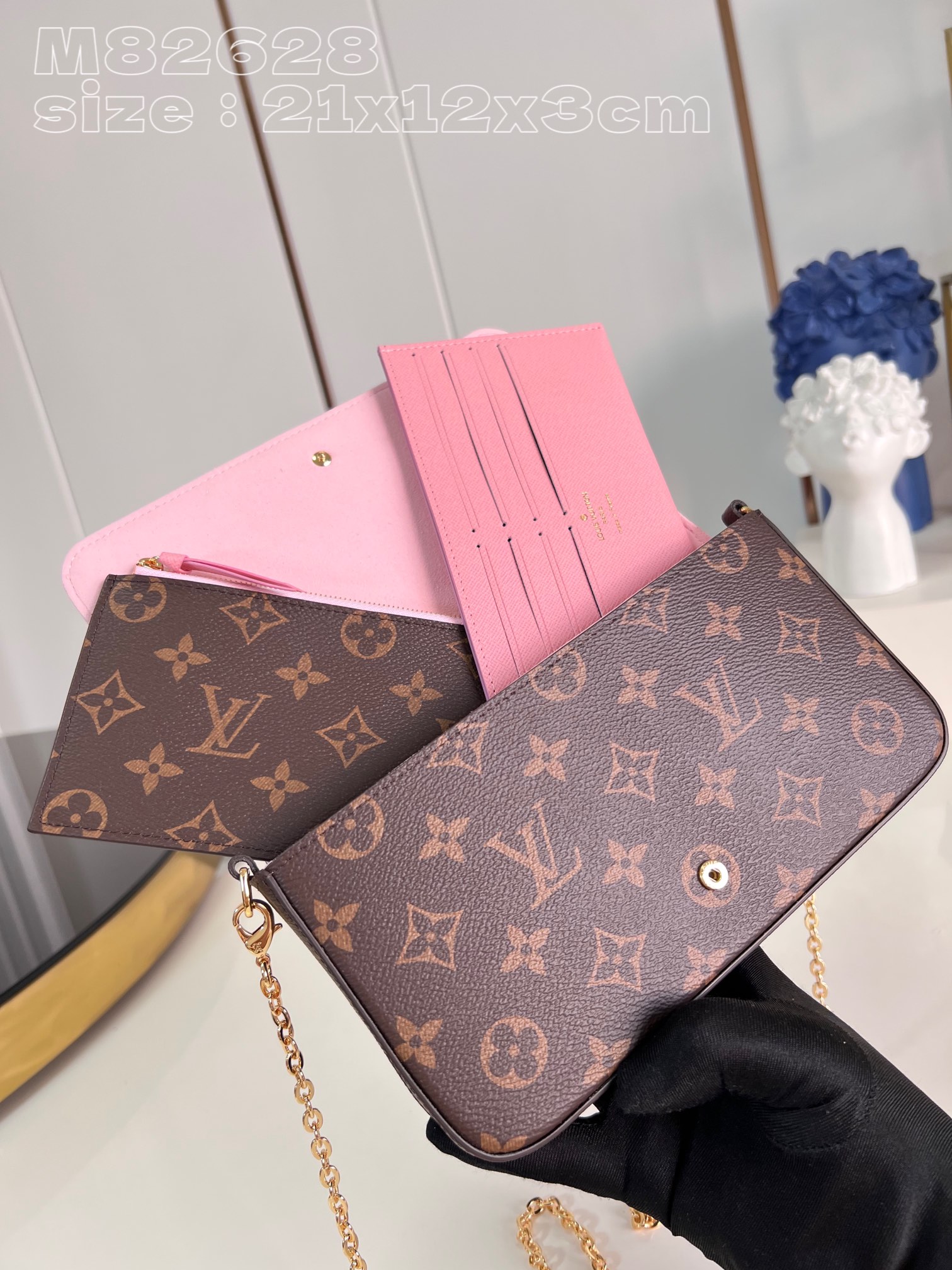 l**is V*t*n pochette félicie