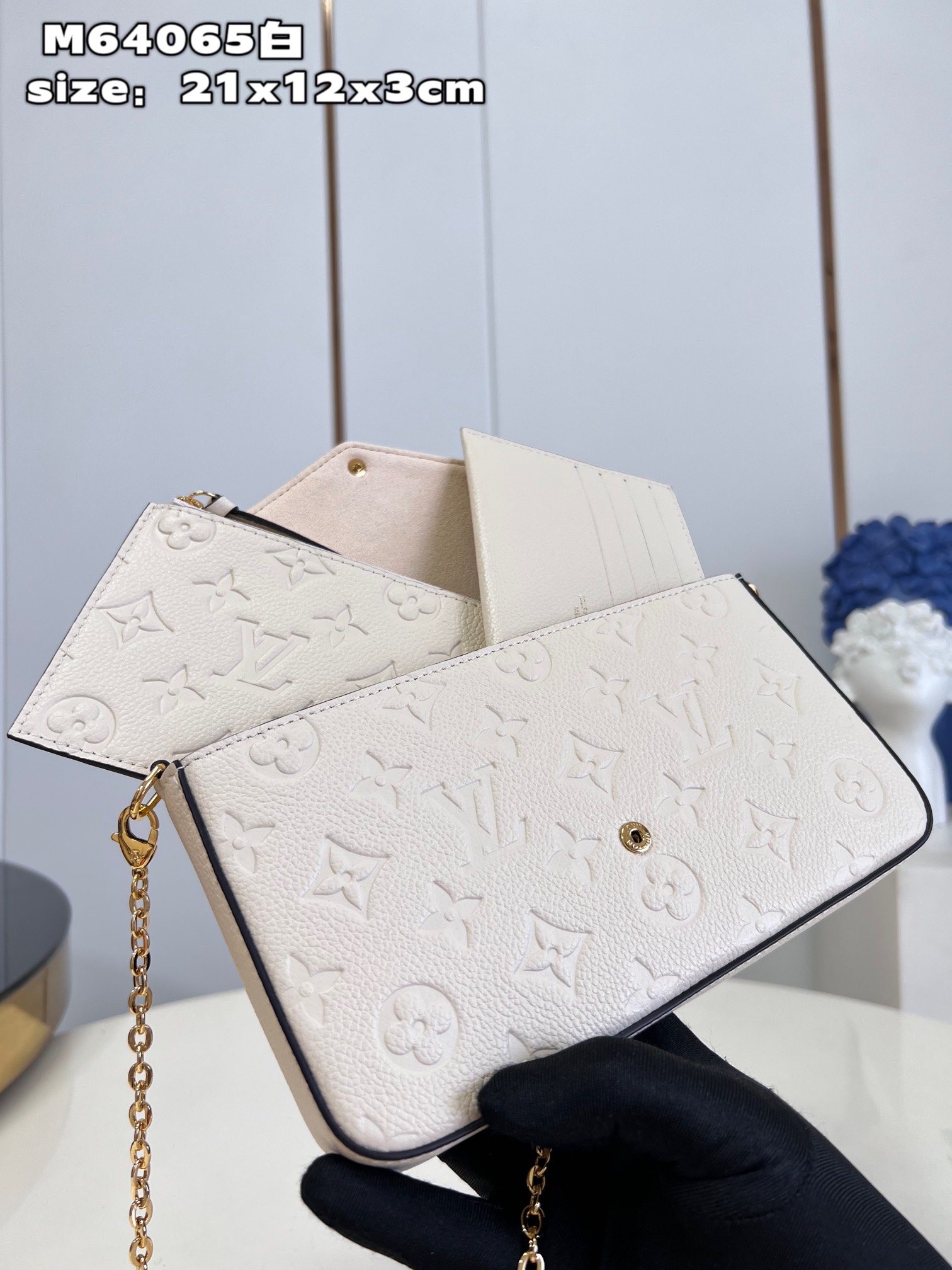l**is V*t*n pochette félicie