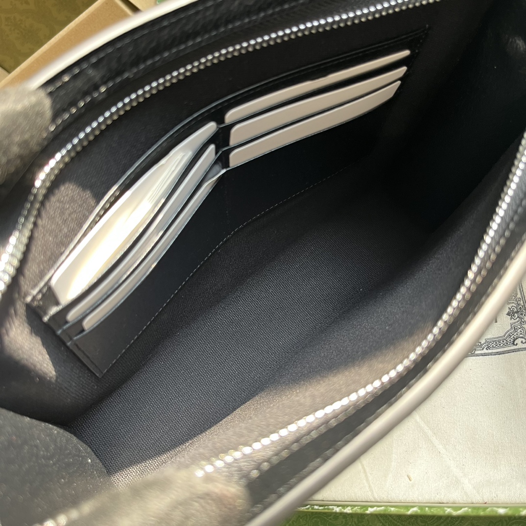 G*u*i pouch with gg detail