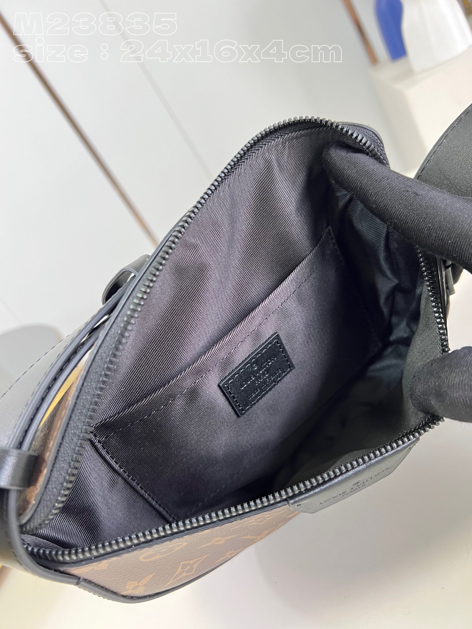 l**is V*t*n lv moon crossbody