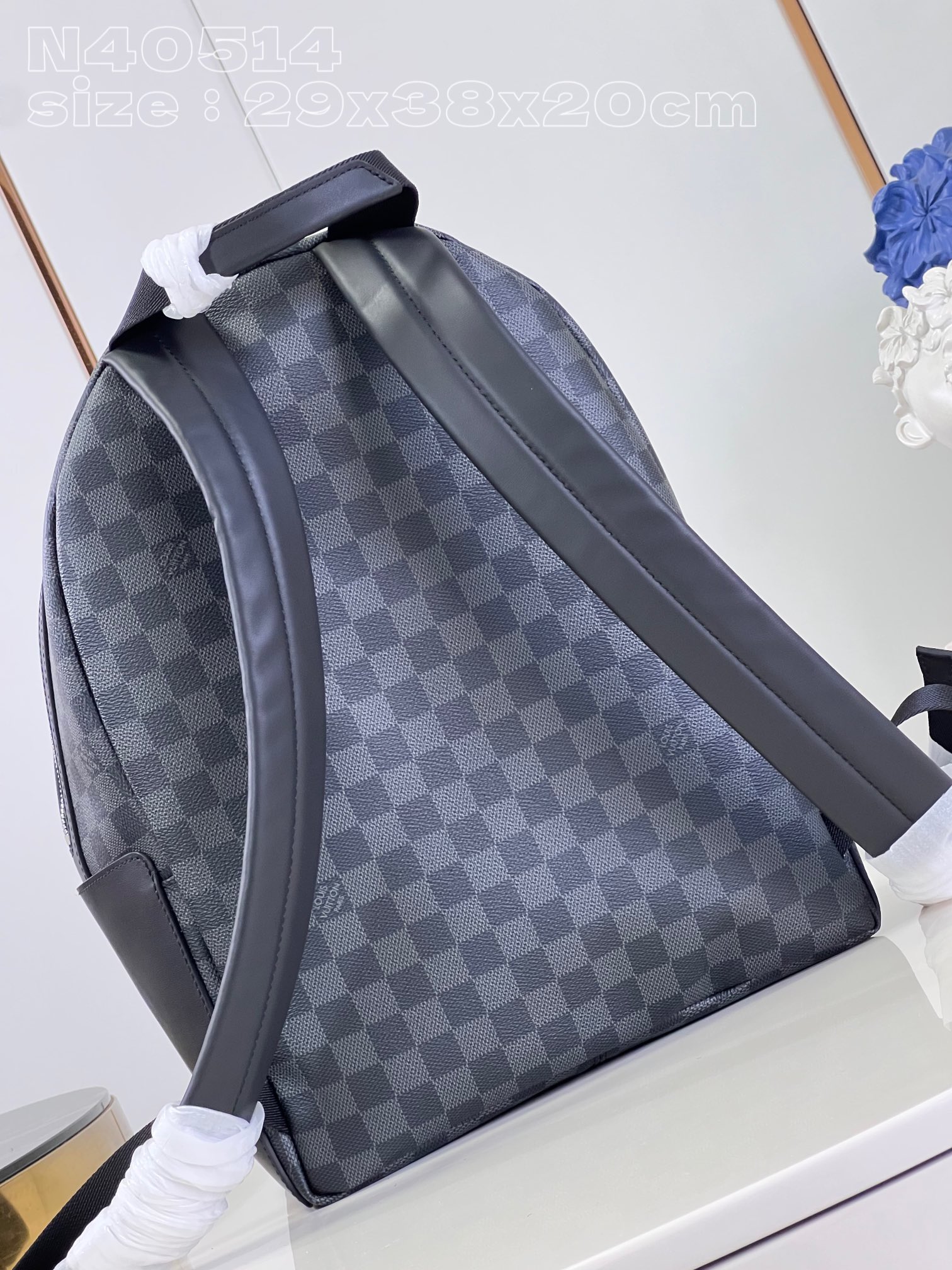 l**is V*t*n discovery backpack pm