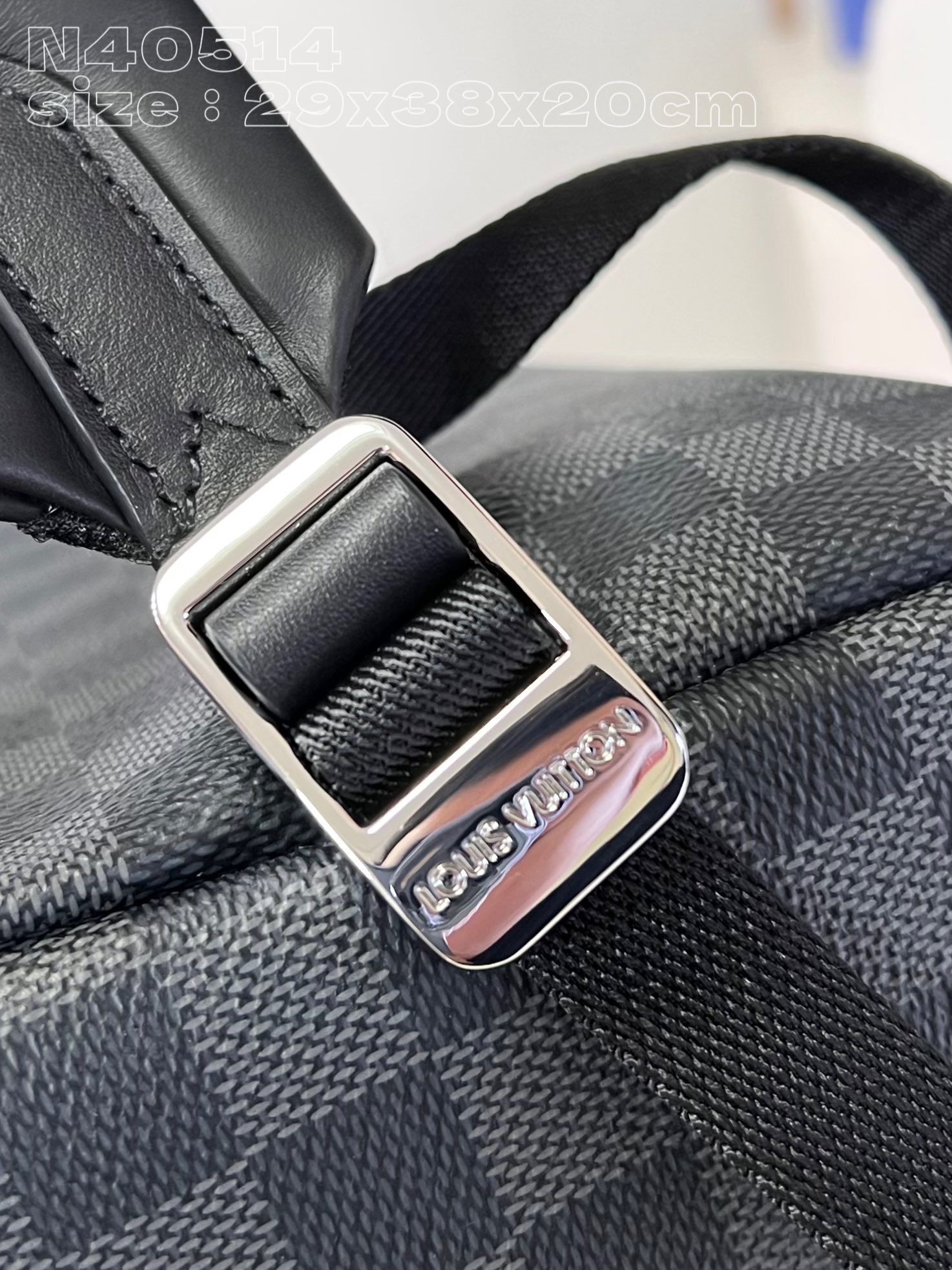 l**is V*t*n discovery backpack pm