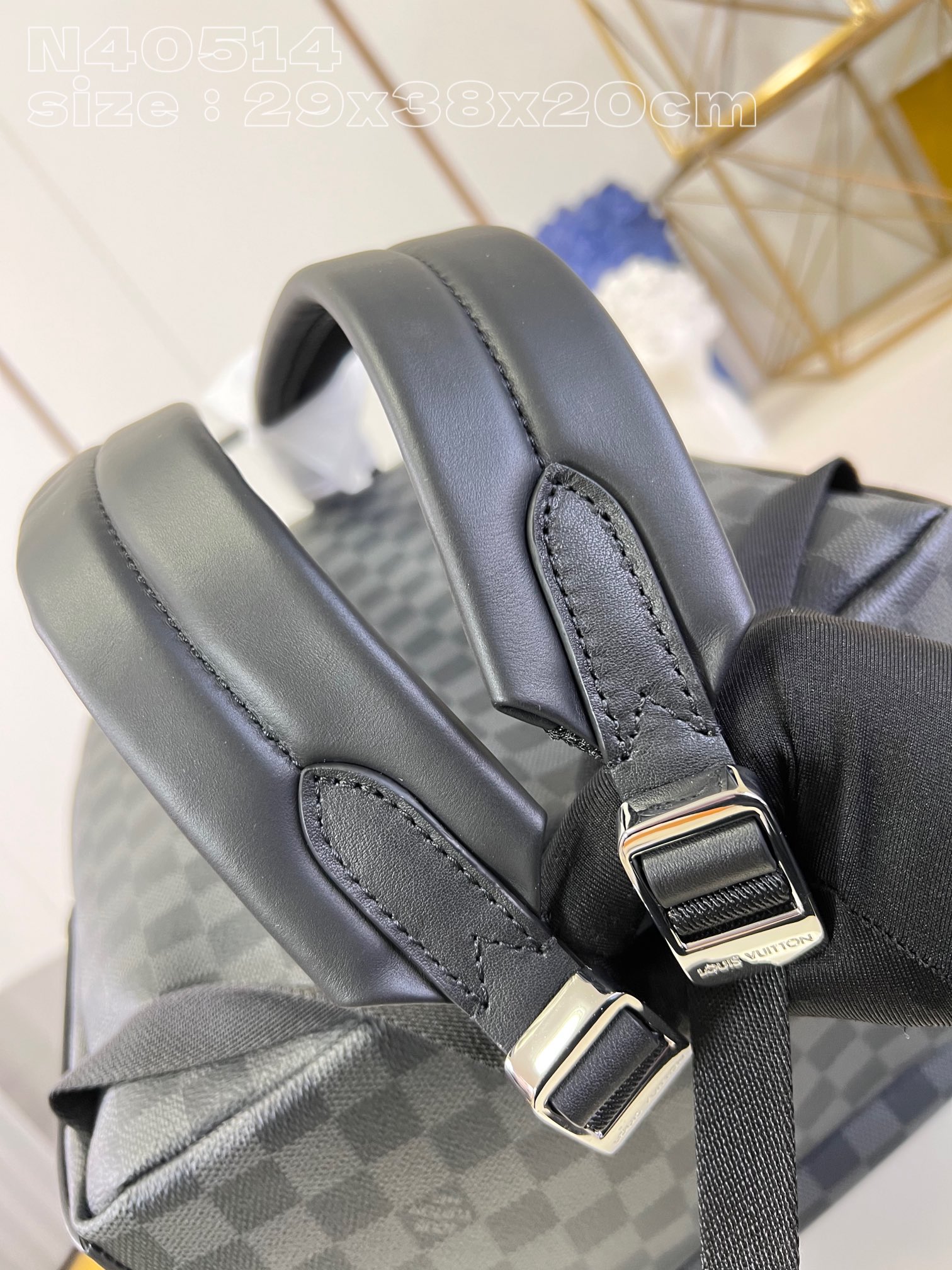 l**is V*t*n discovery backpack pm