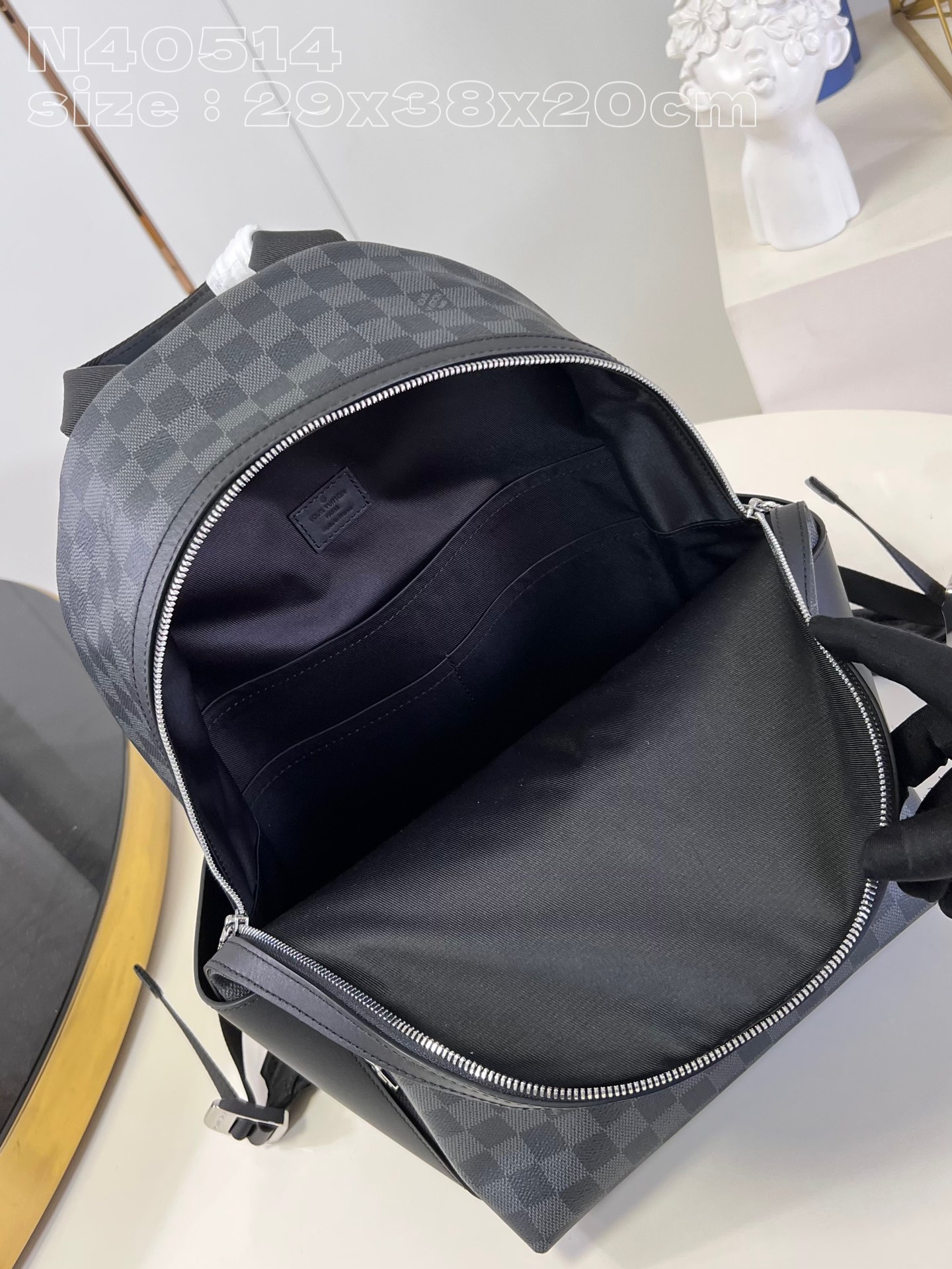 l**is V*t*n discovery backpack pm