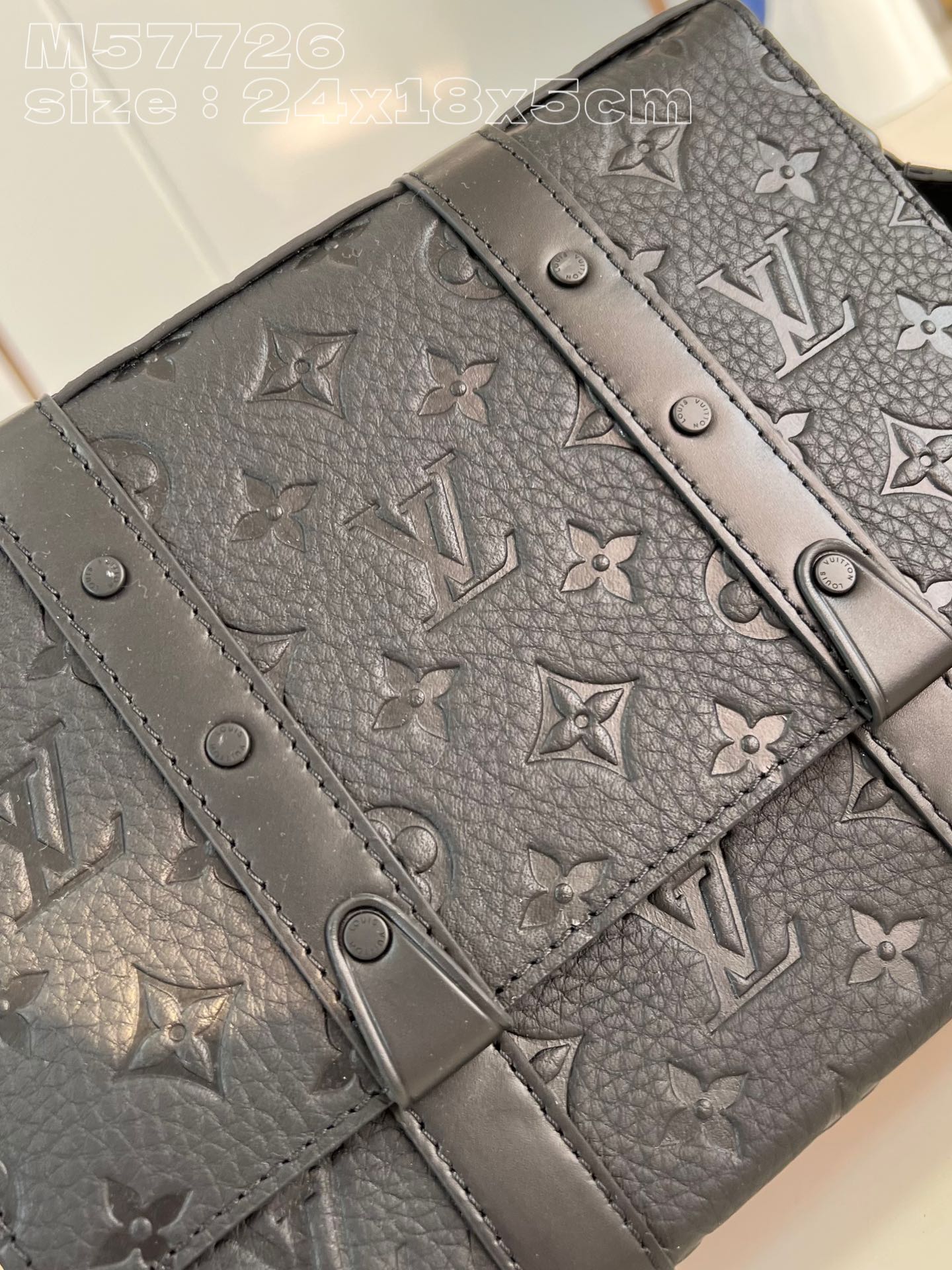 l**is V*t*n trunk messenger