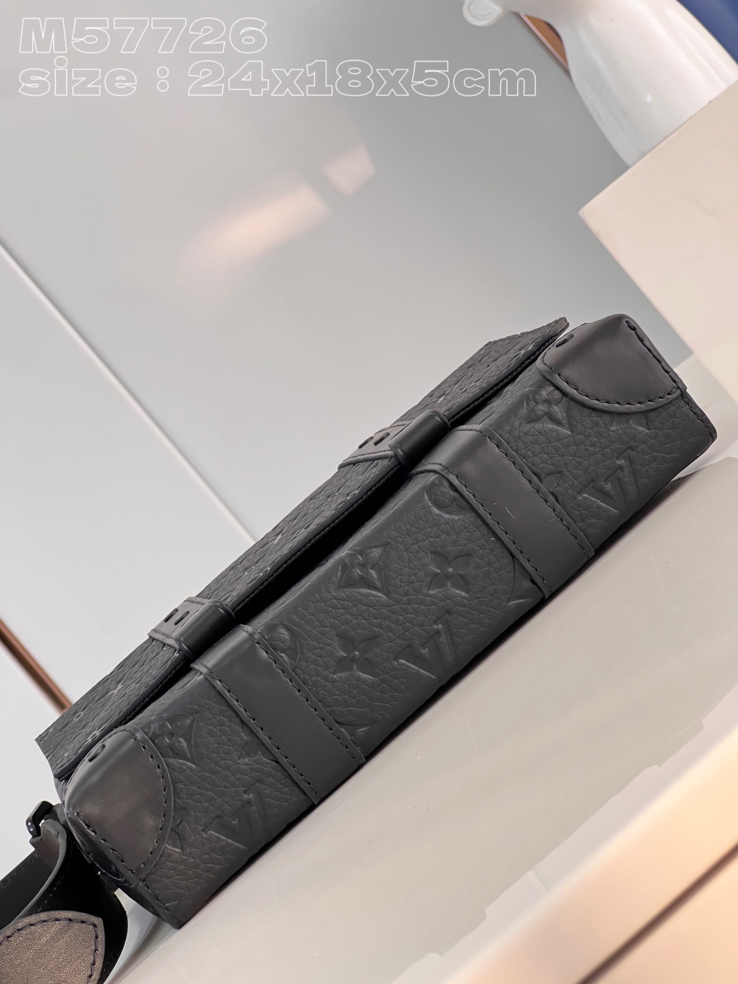 l**is V*t*n trunk messenger