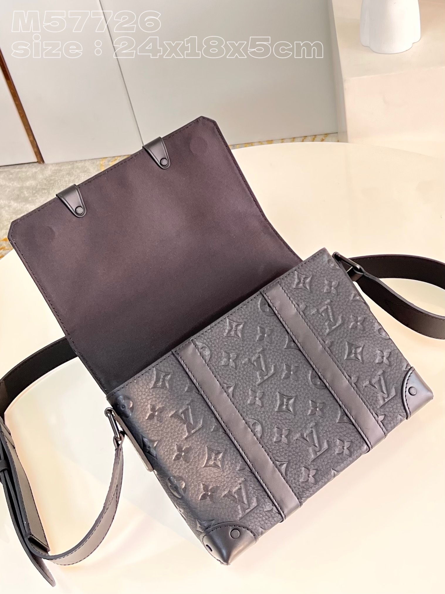 l**is V*t*n trunk messenger