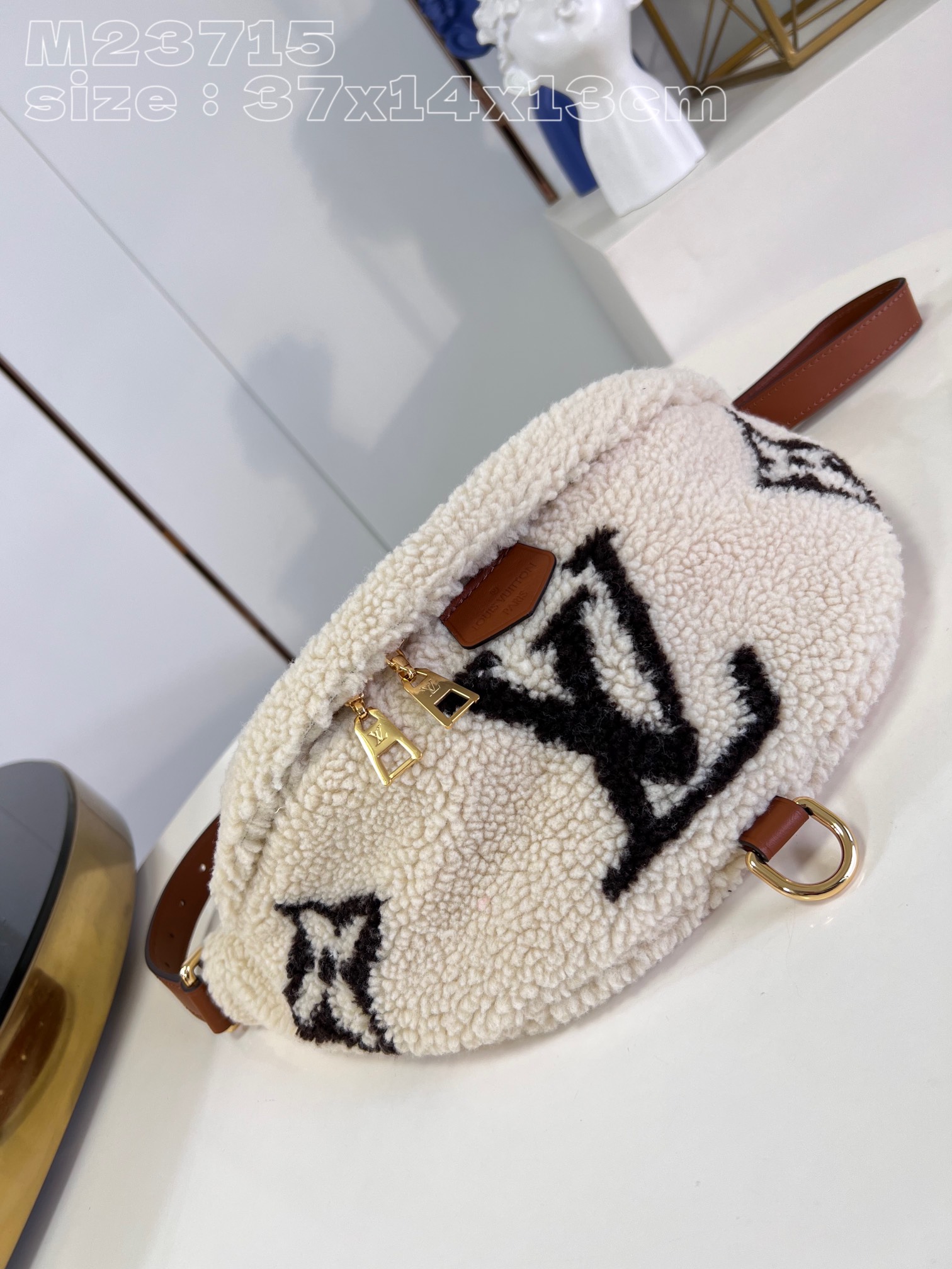 l**is V*t*n bumbag medium