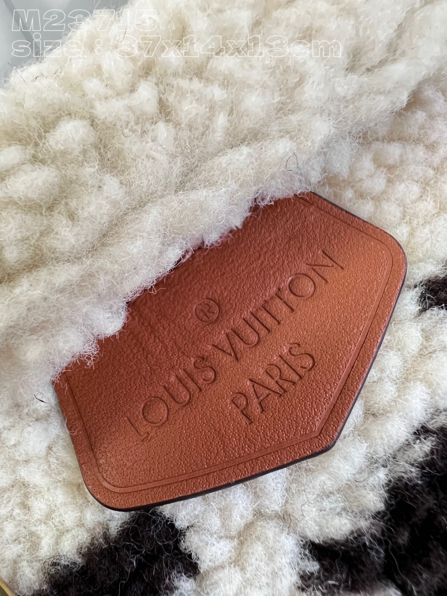 l**is V*t*n bumbag medium