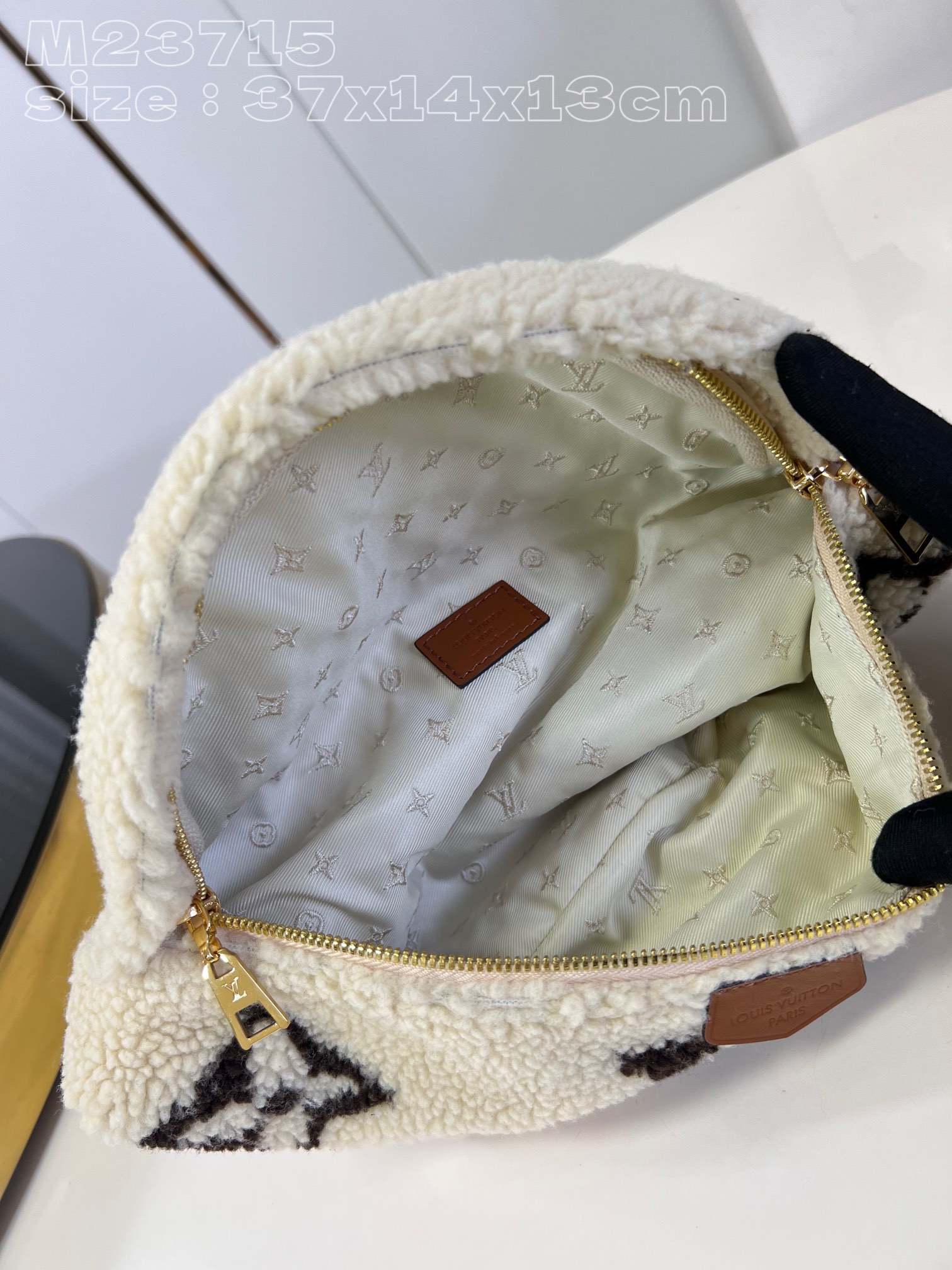 l**is V*t*n bumbag medium
