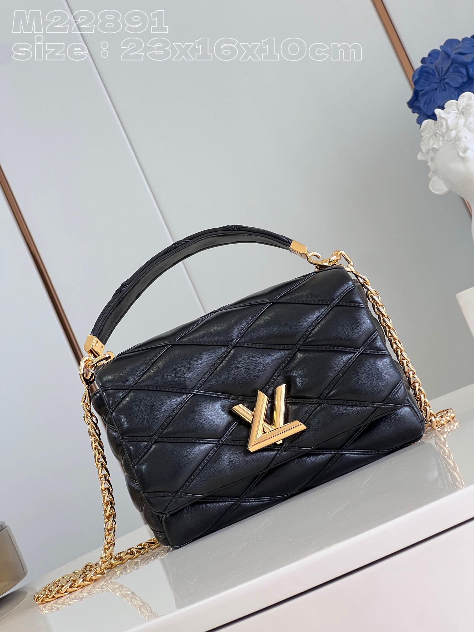 l**is V*t*n twist nicolas ghesquière
