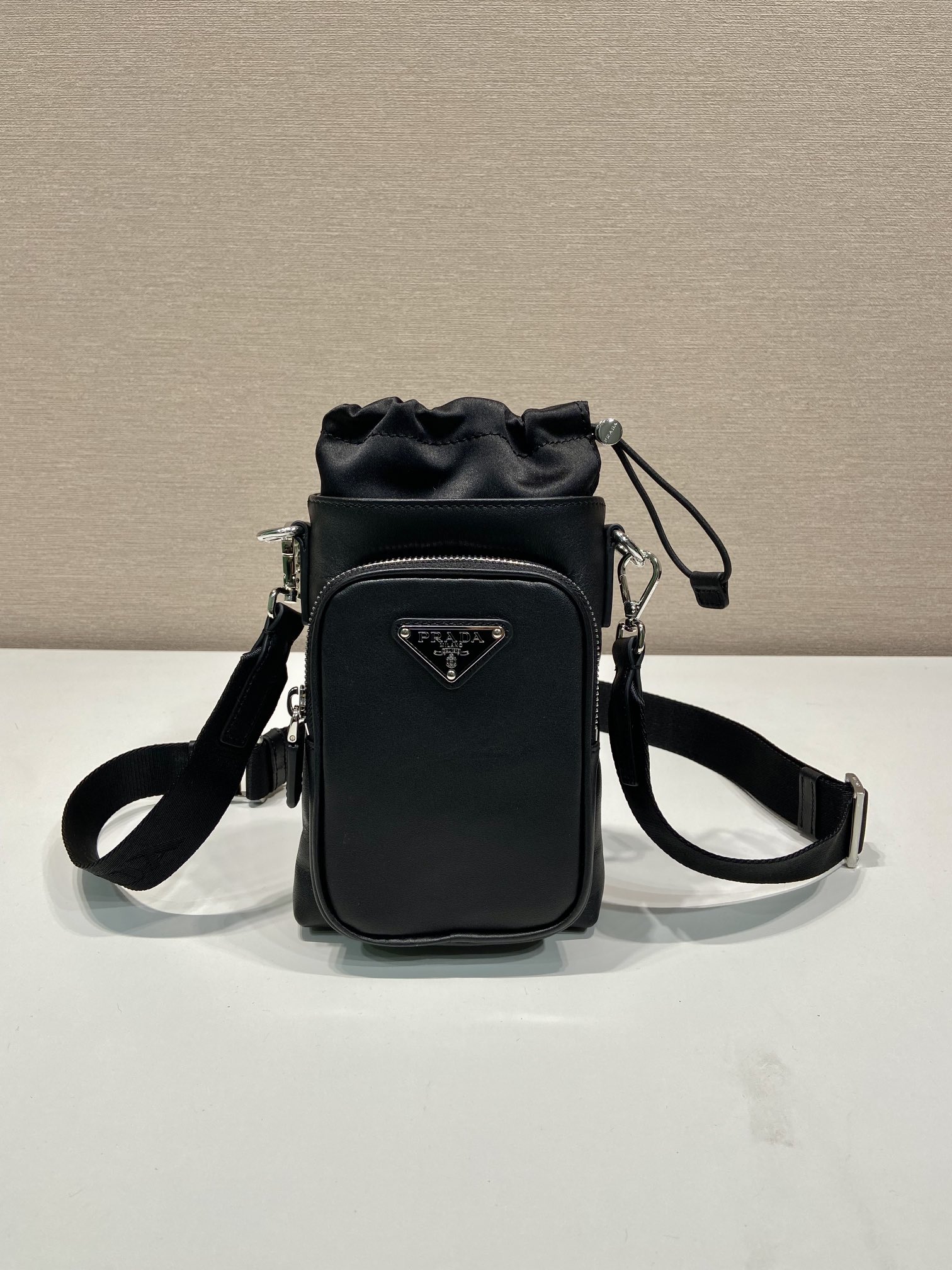 Pra*a leather smartphone case