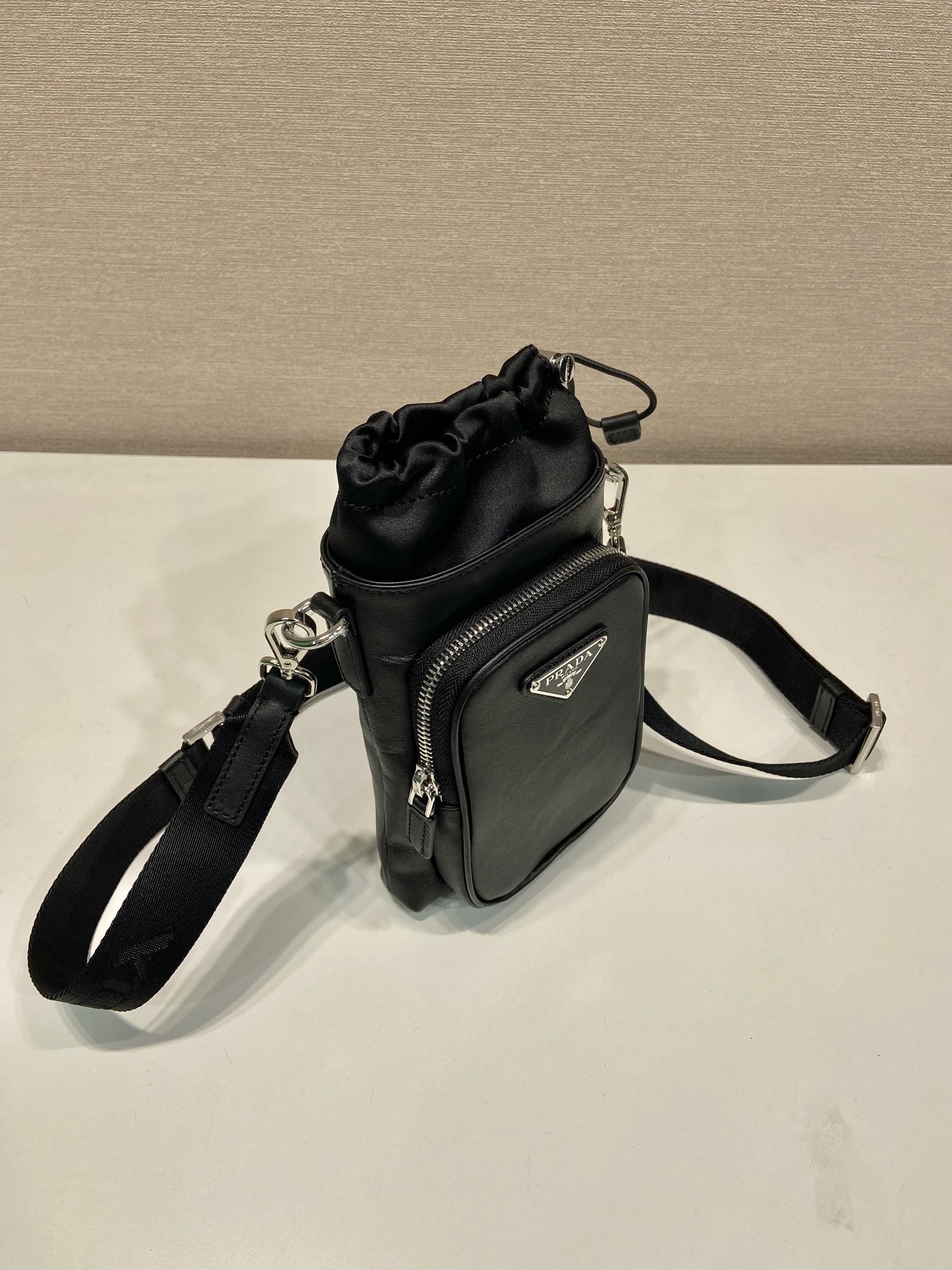 Pra*a leather smartphone case