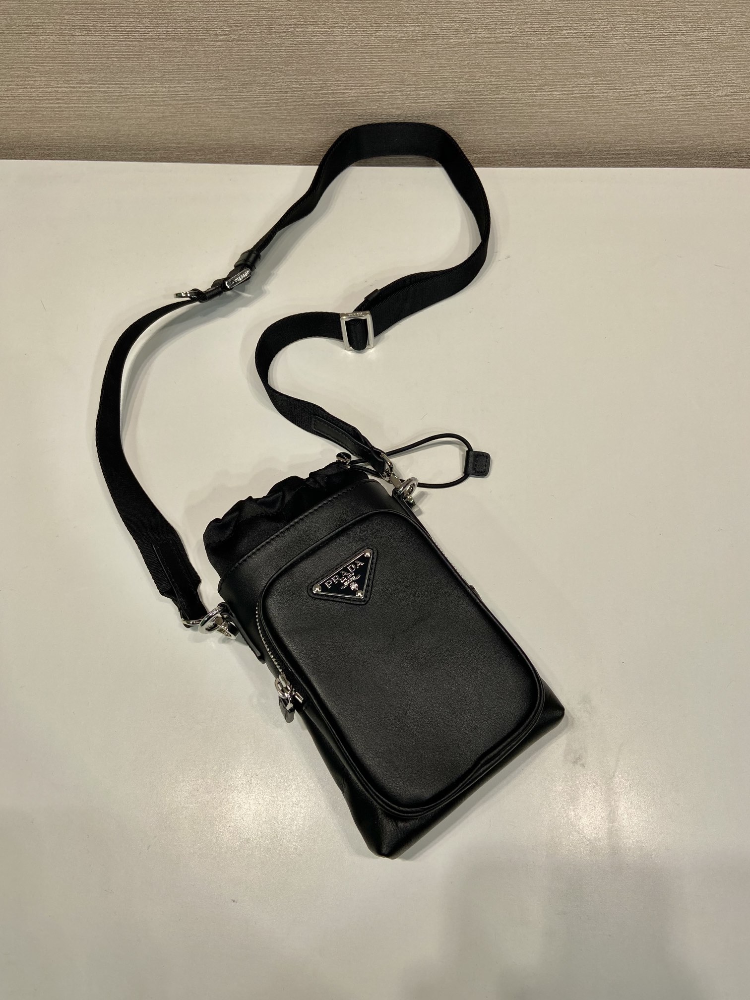 Pra*a leather smartphone case