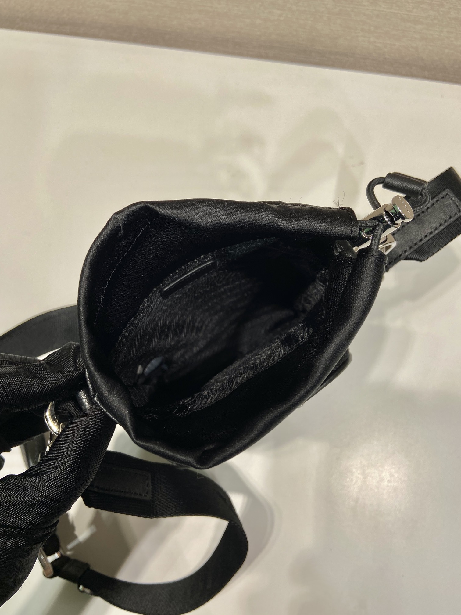 Pra*a leather smartphone case