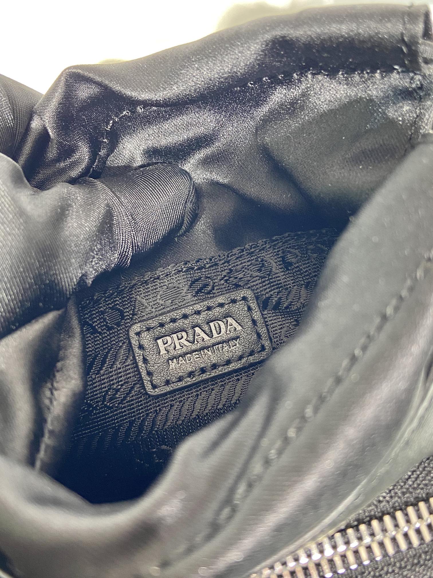 Pra*a leather smartphone case