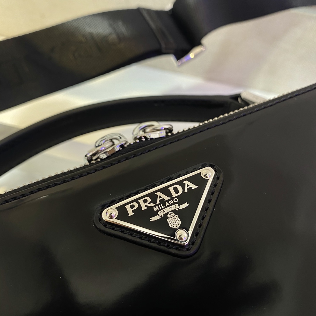 medium Pra*a brique saffiano leather bag