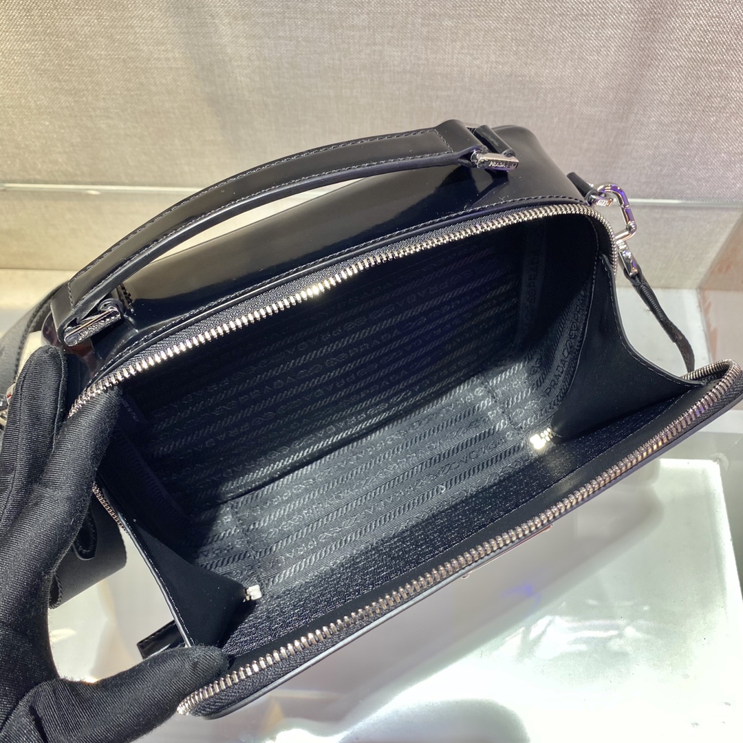medium Pra*a brique saffiano leather bag
