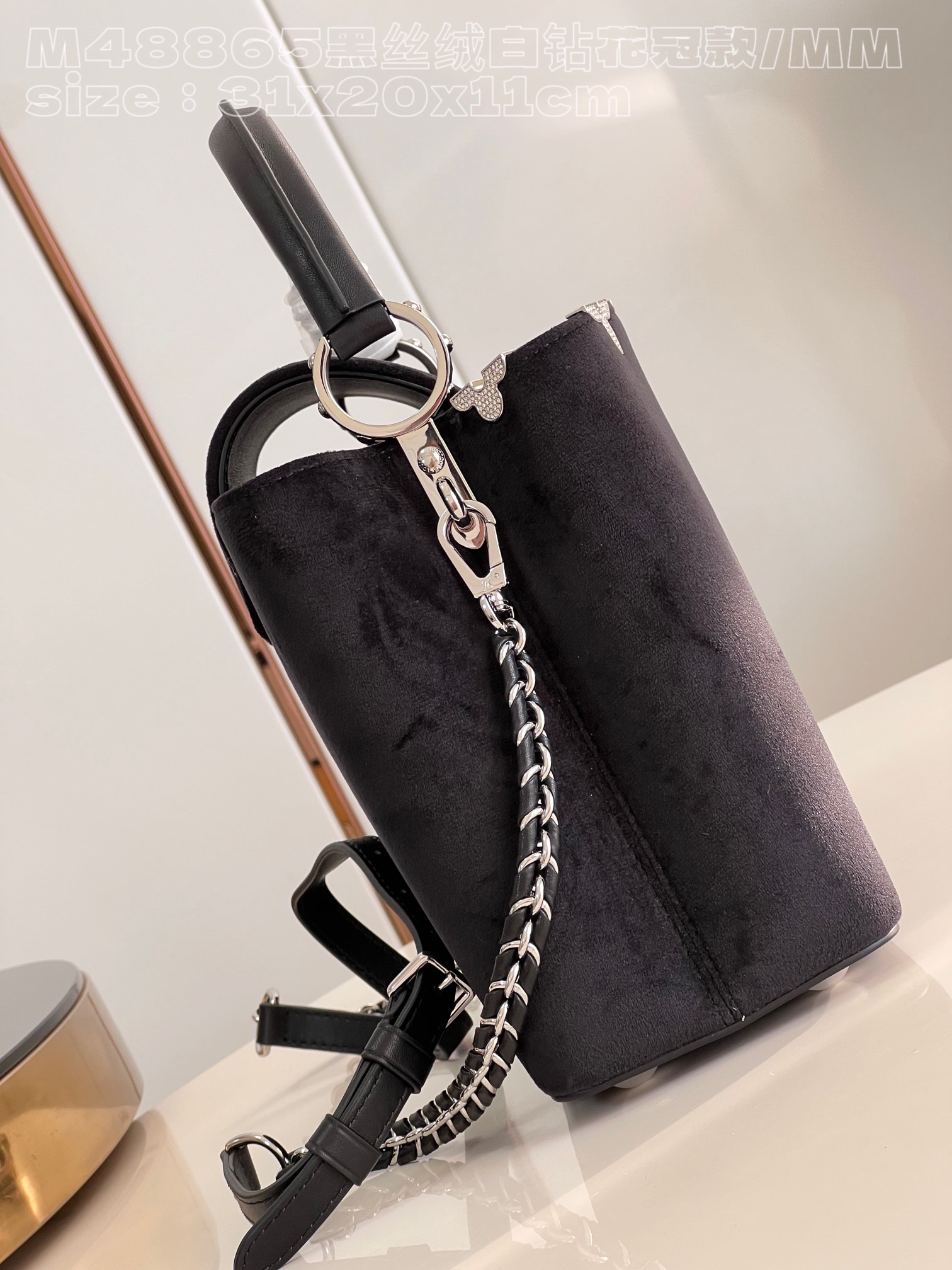 l**is V*t*n capucines mm handbag