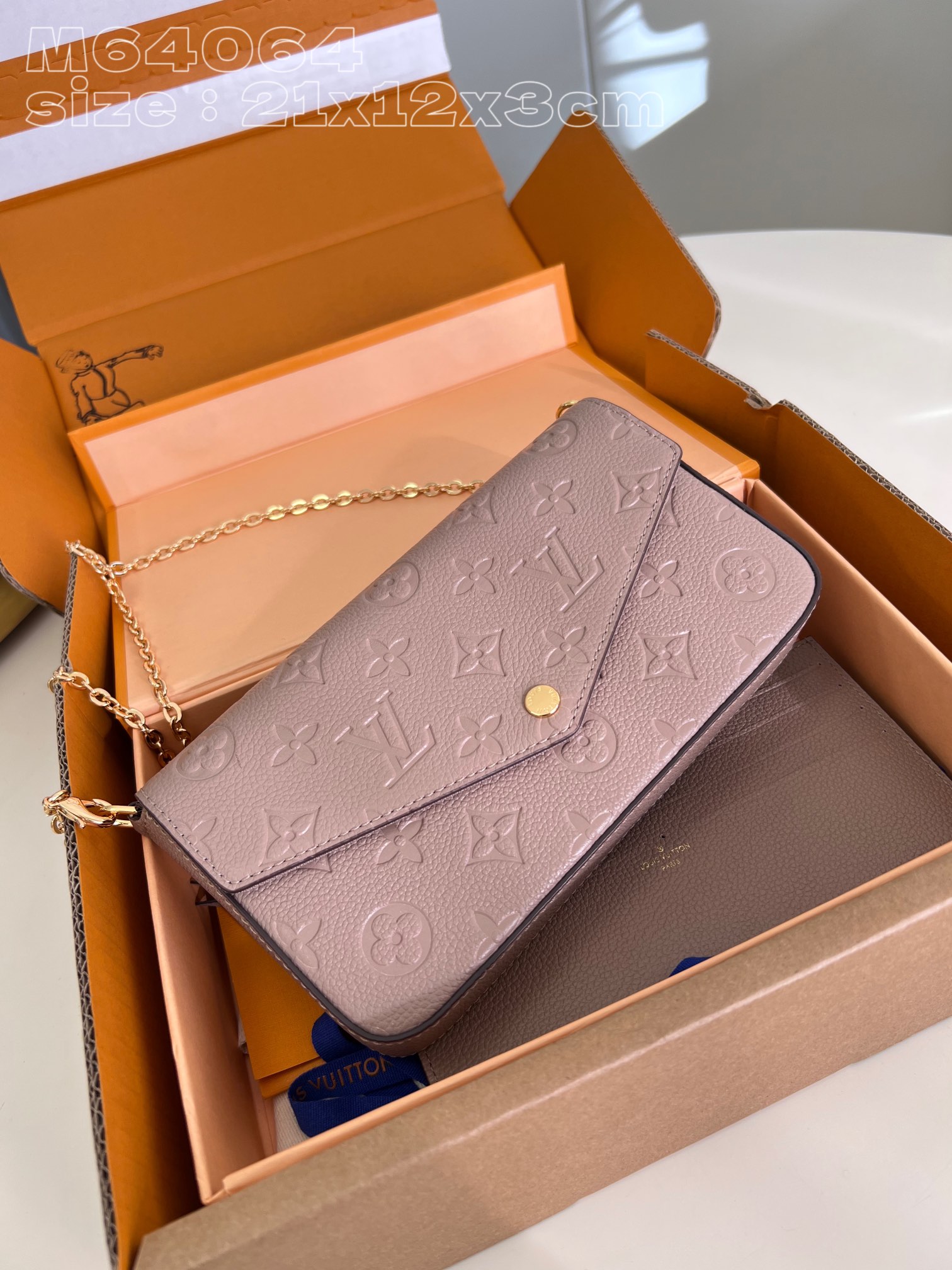 l**is V*t*n pochette félicie