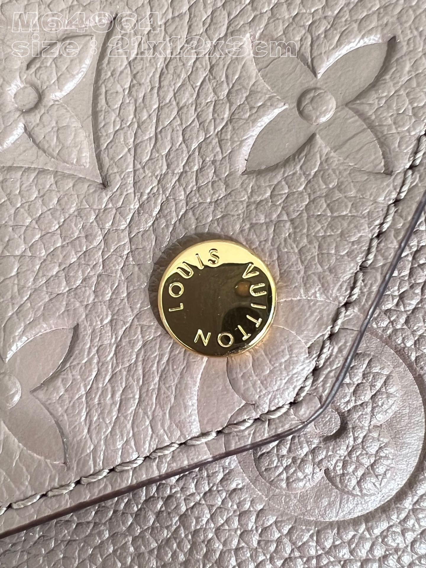 l**is V*t*n pochette félicie