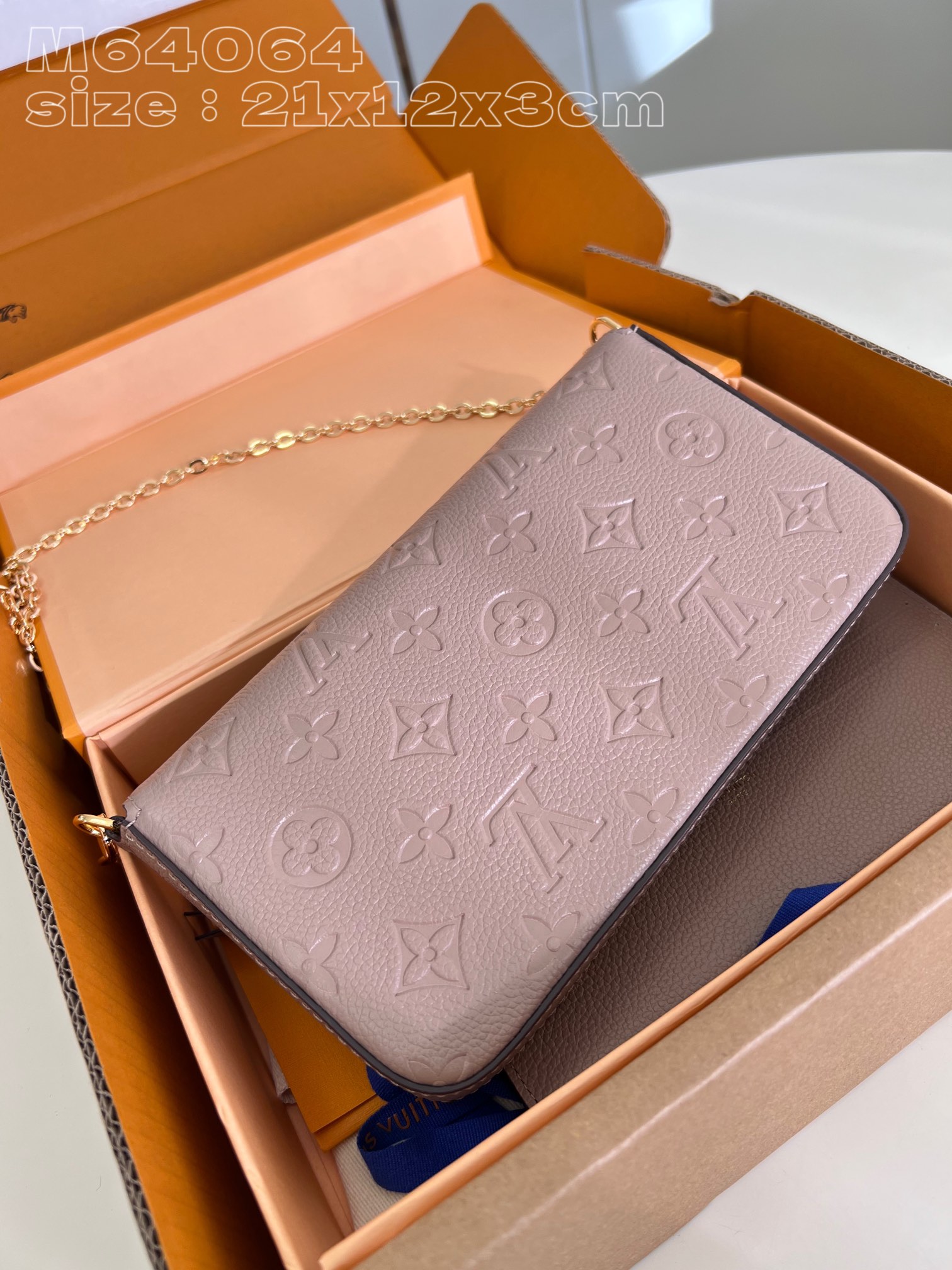 l**is V*t*n pochette félicie