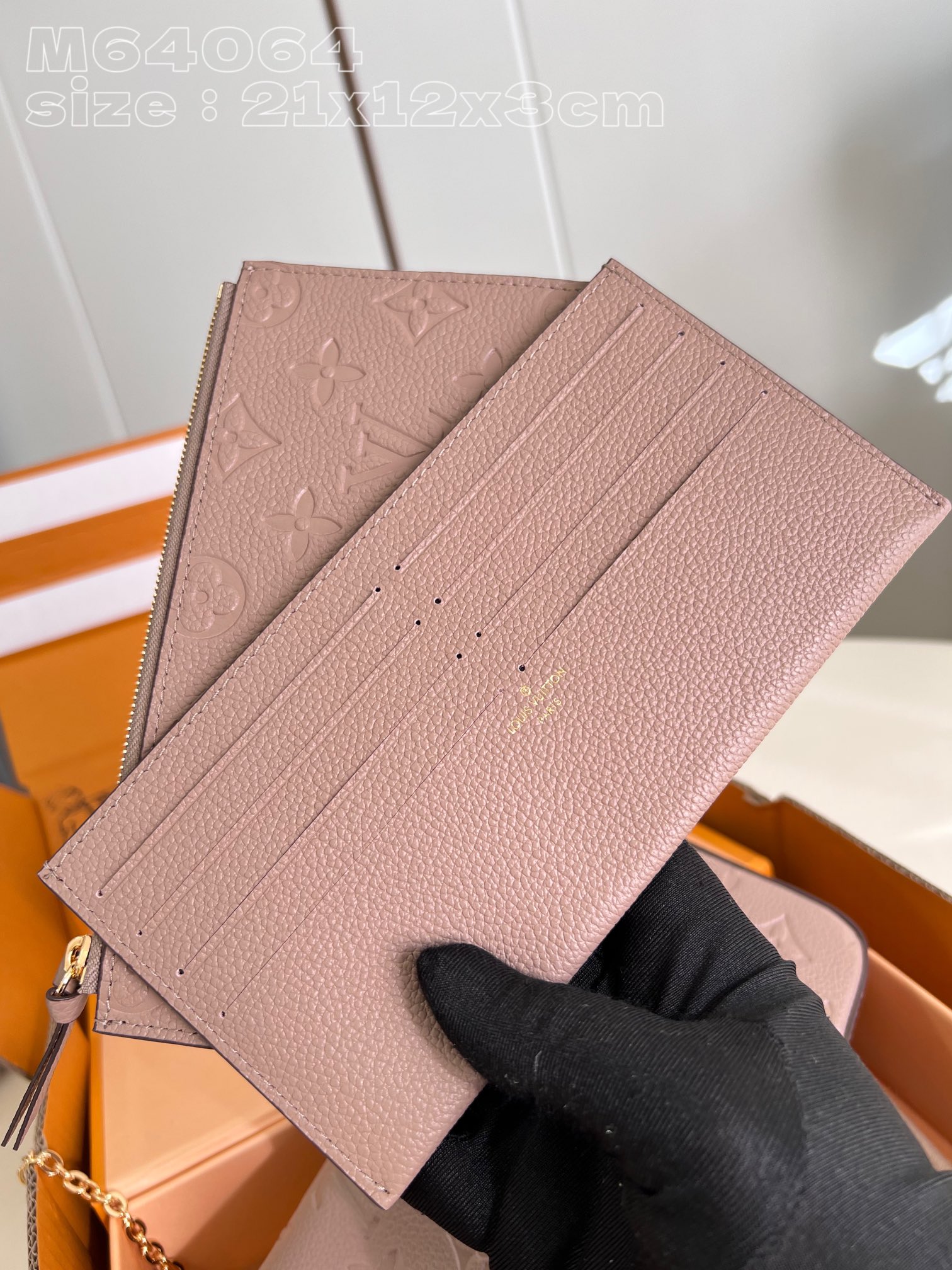 l**is V*t*n pochette félicie