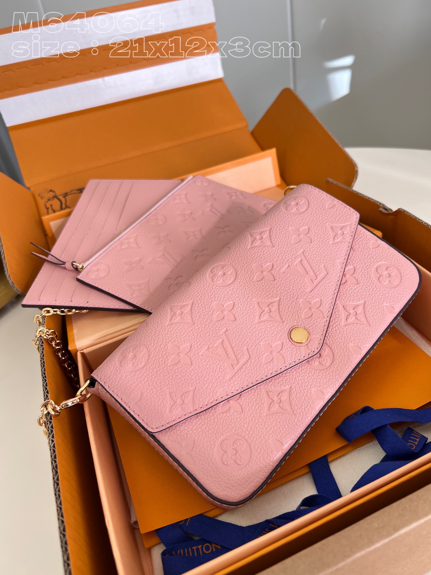 l**is V*t*n pochette félicie