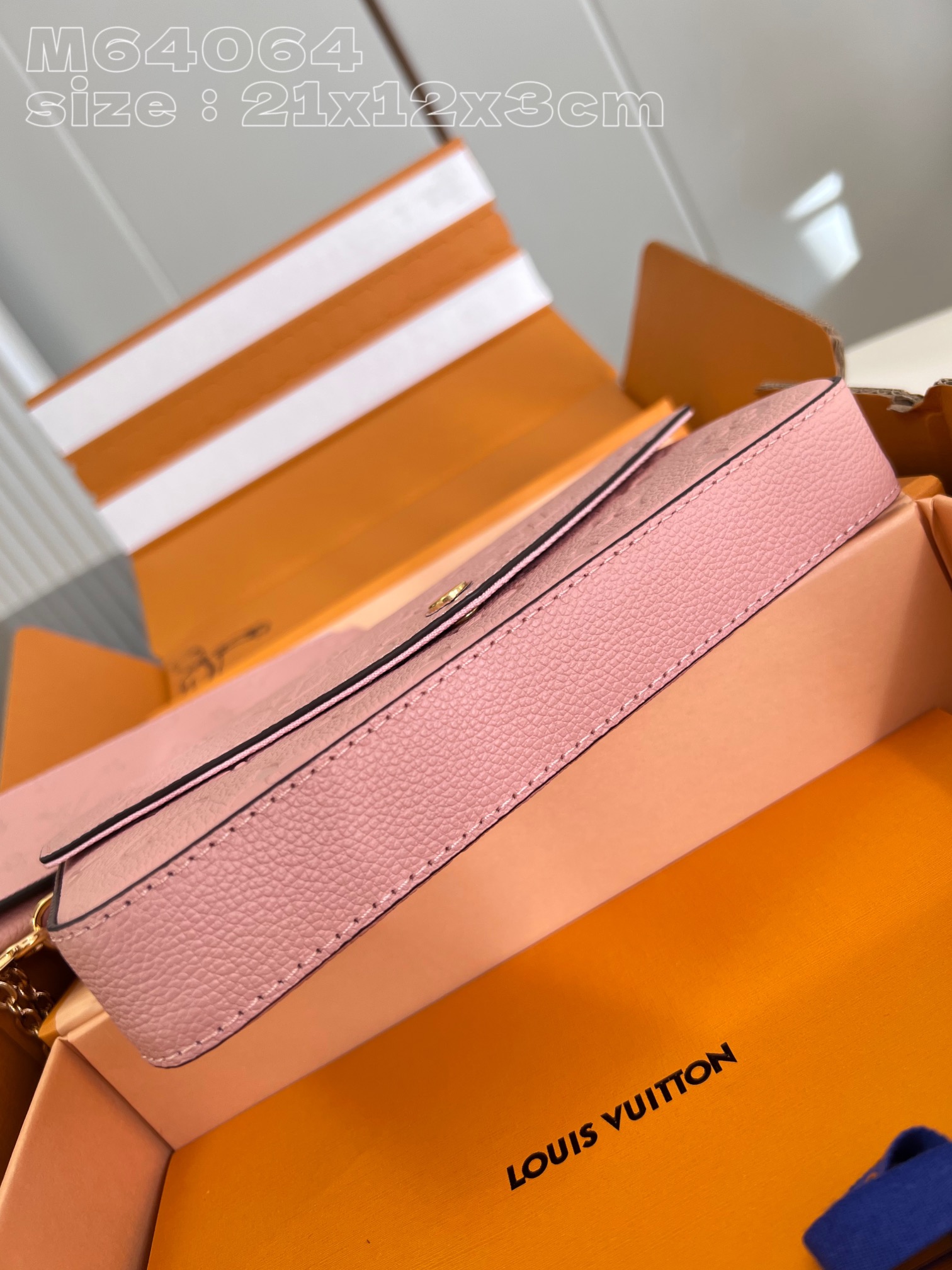 l**is V*t*n pochette félicie