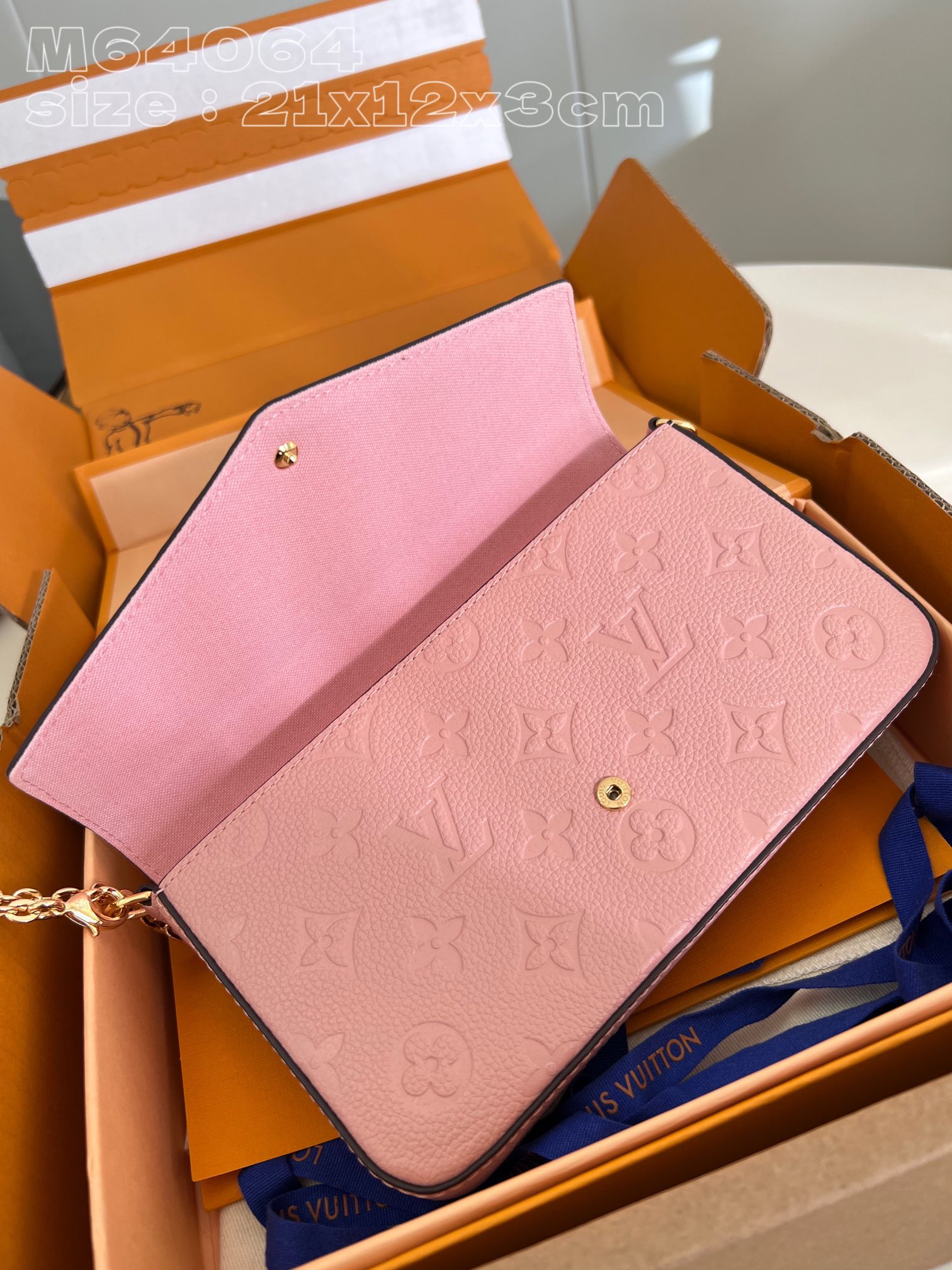 l**is V*t*n pochette félicie