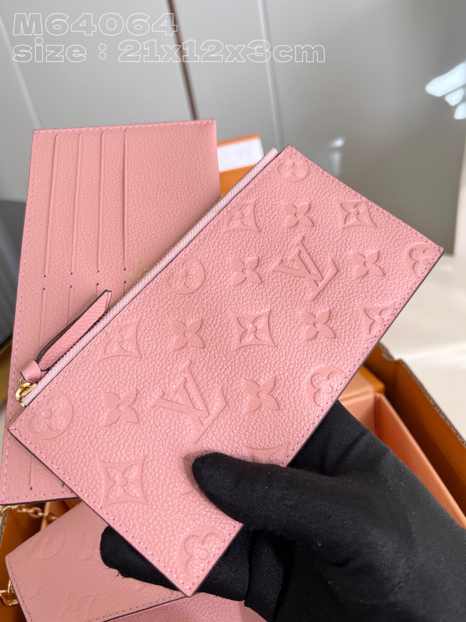 l**is V*t*n pochette félicie