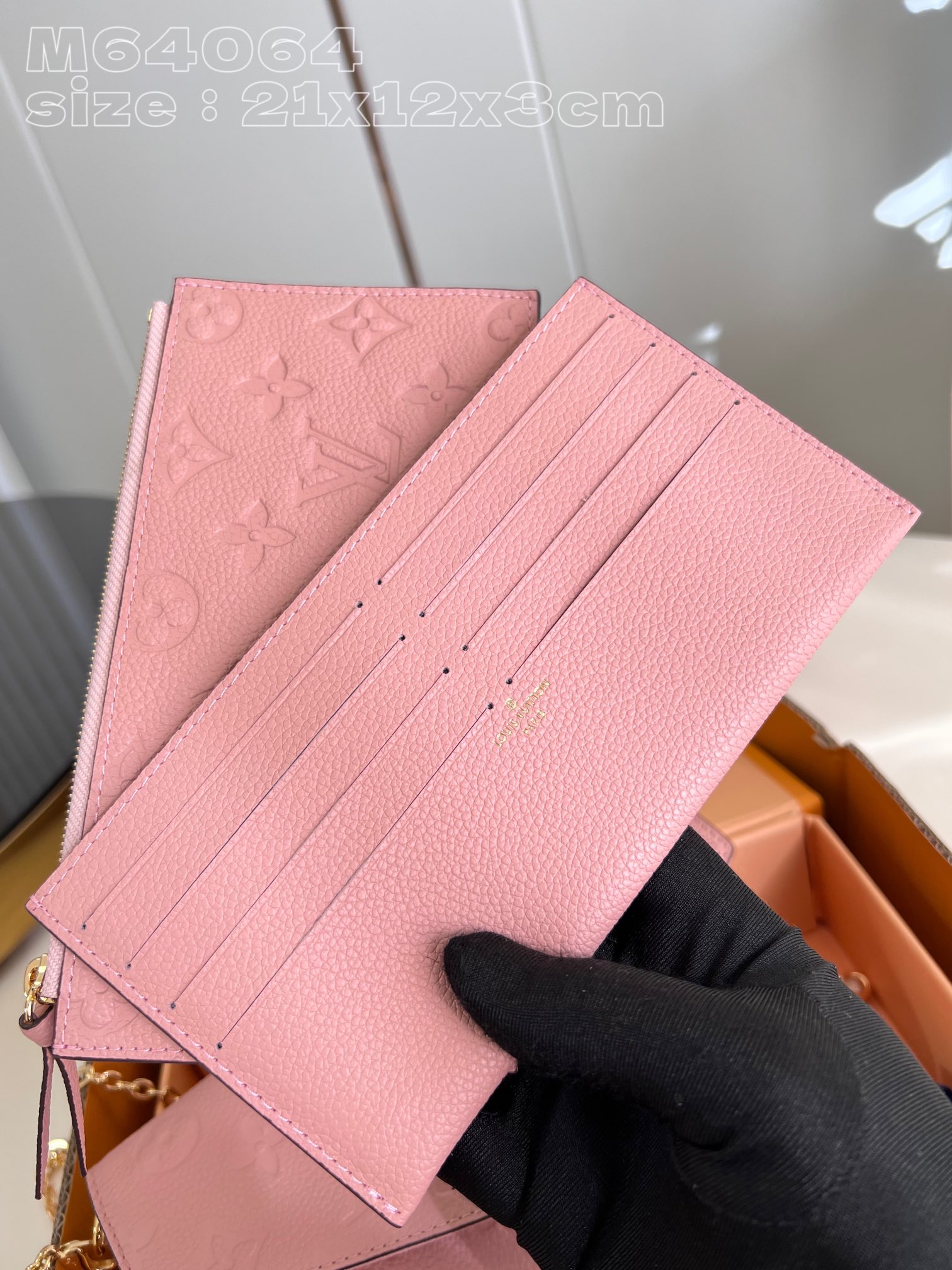 l**is V*t*n pochette félicie