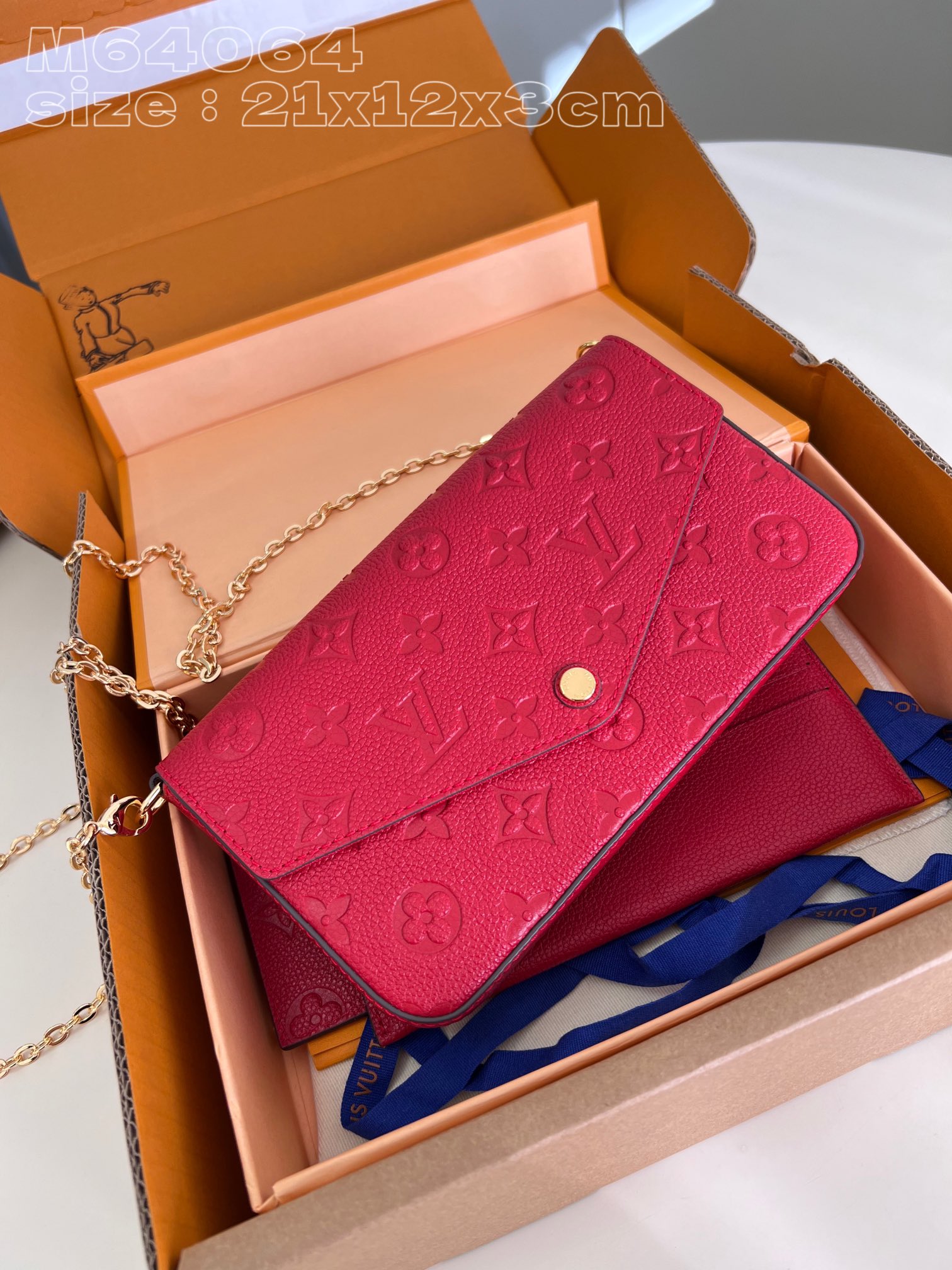 l**is V*t*n pochette félicie