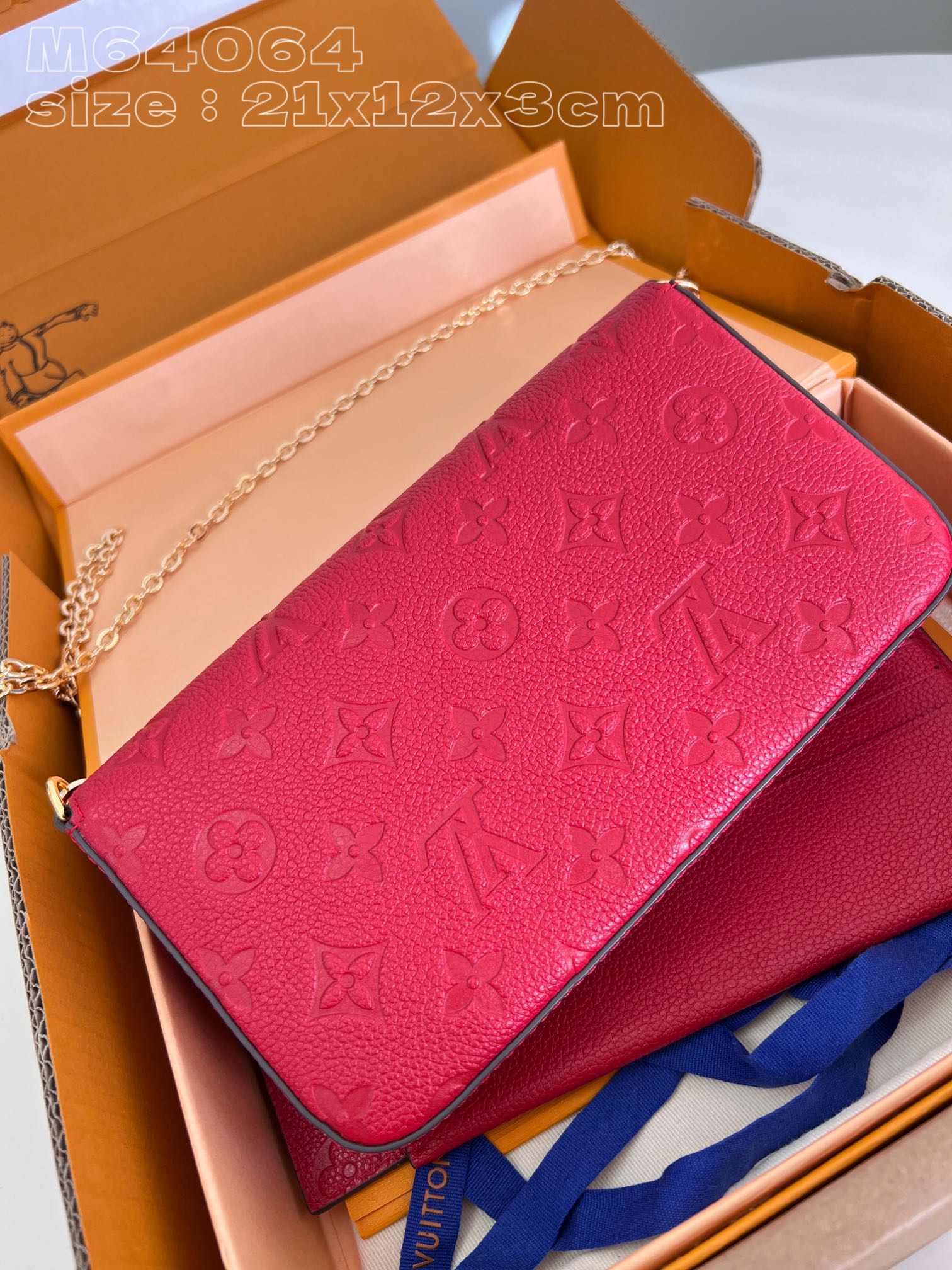 l**is V*t*n pochette félicie