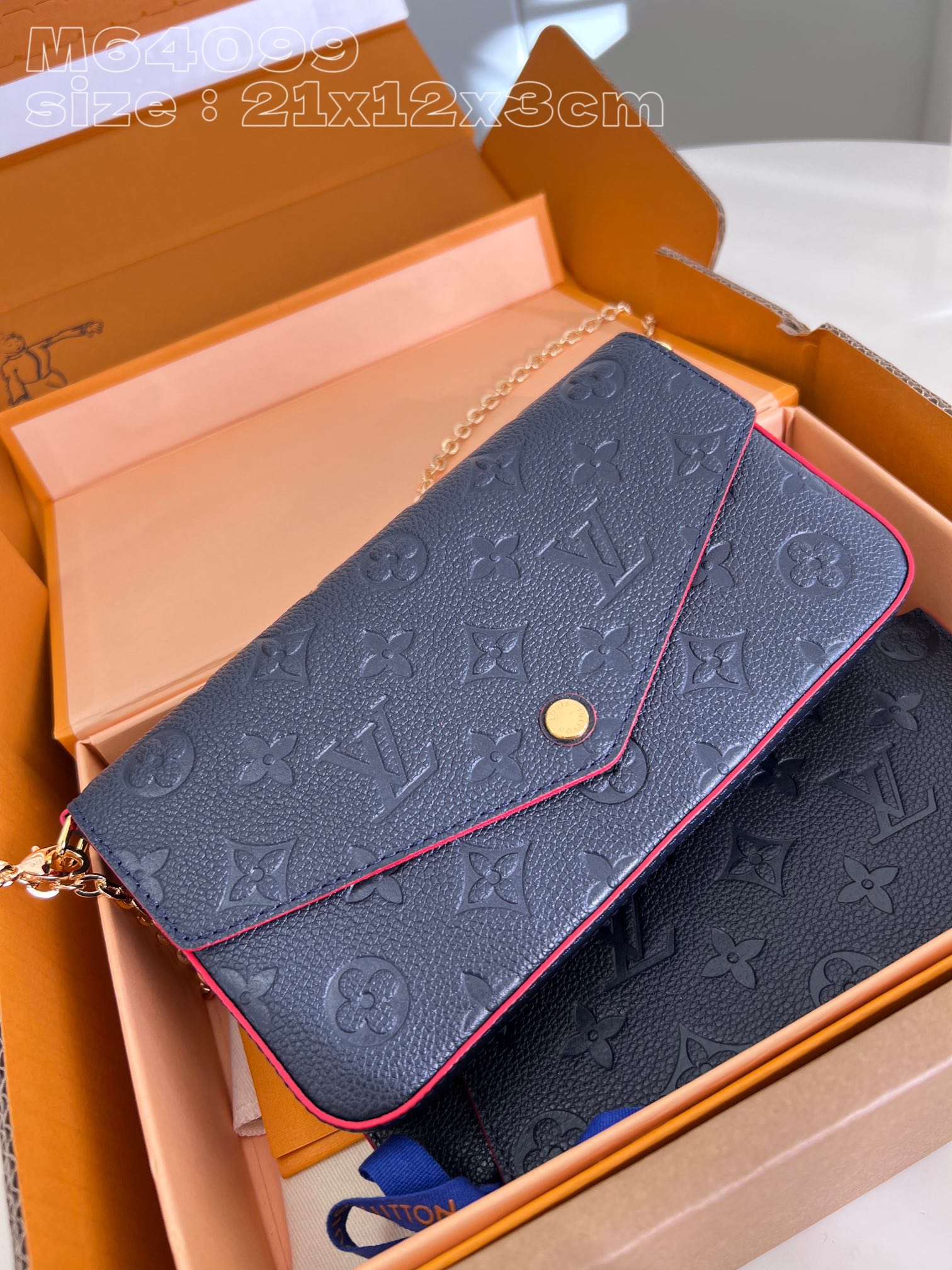 l**is V*t*n pochette félicie