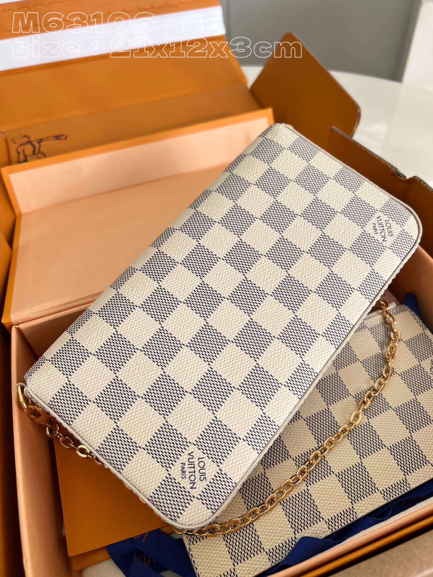l**is V*t*n pochette félicie