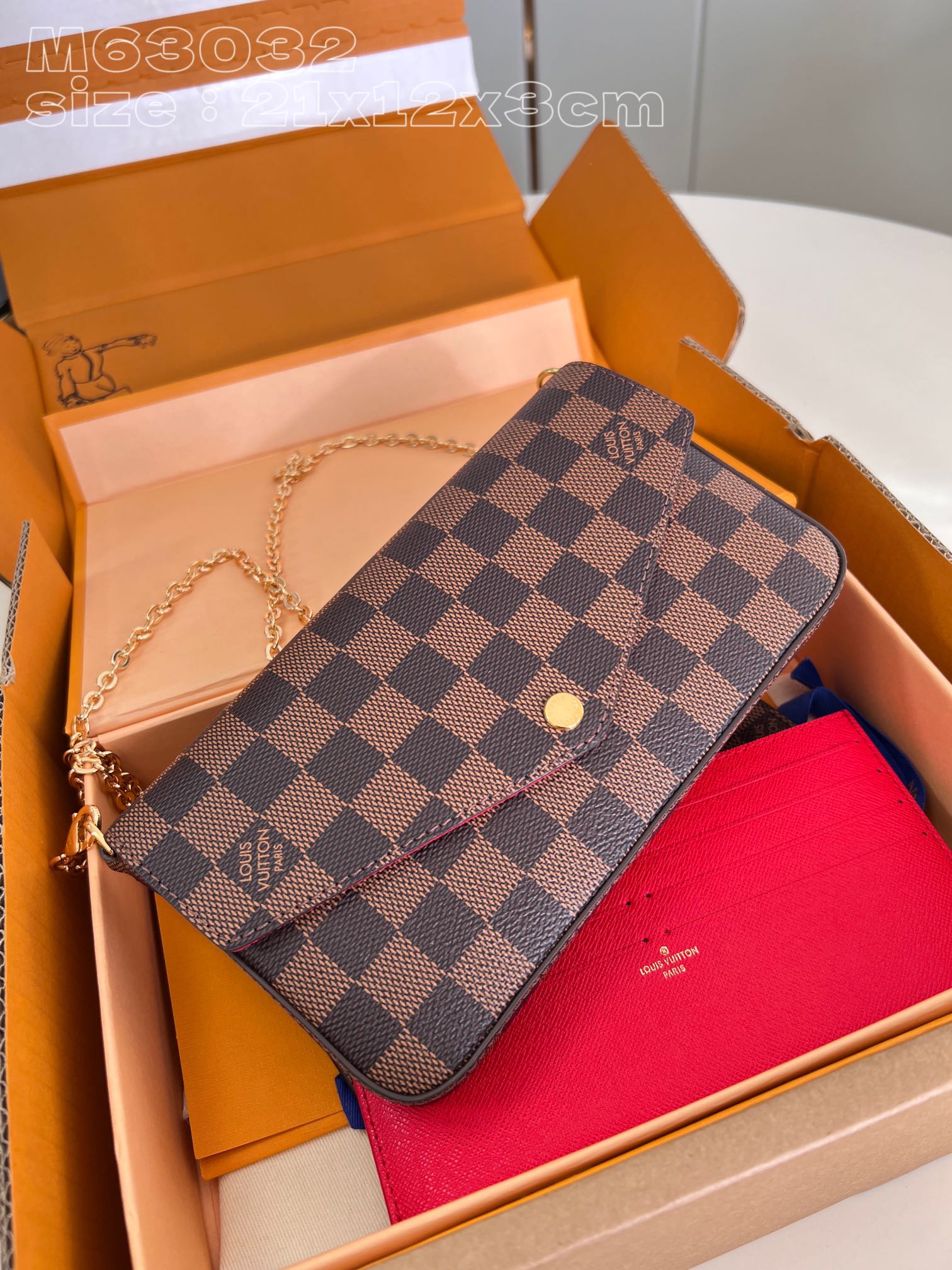 l**is V*t*n pochette félicie