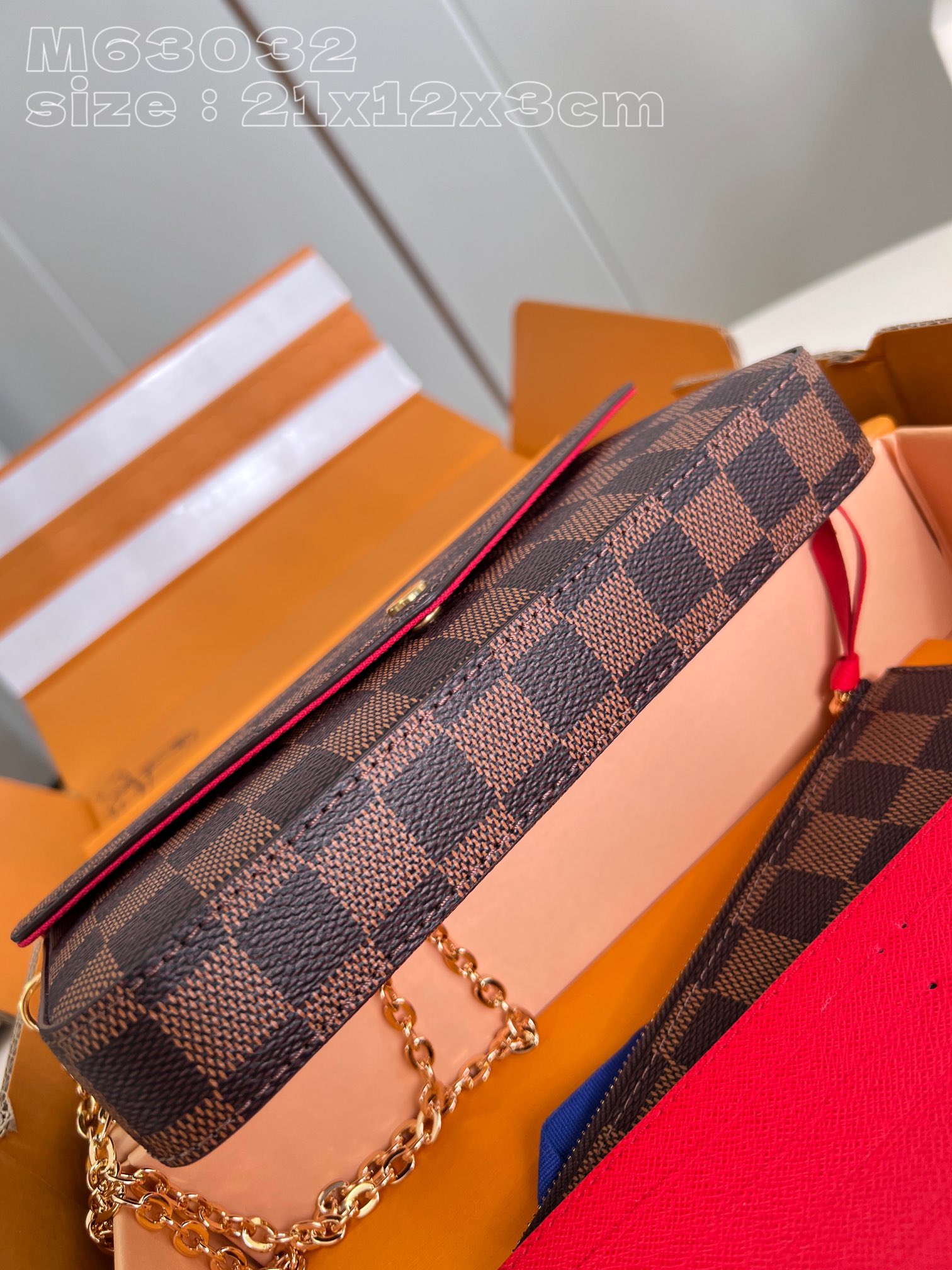 l**is V*t*n pochette félicie
