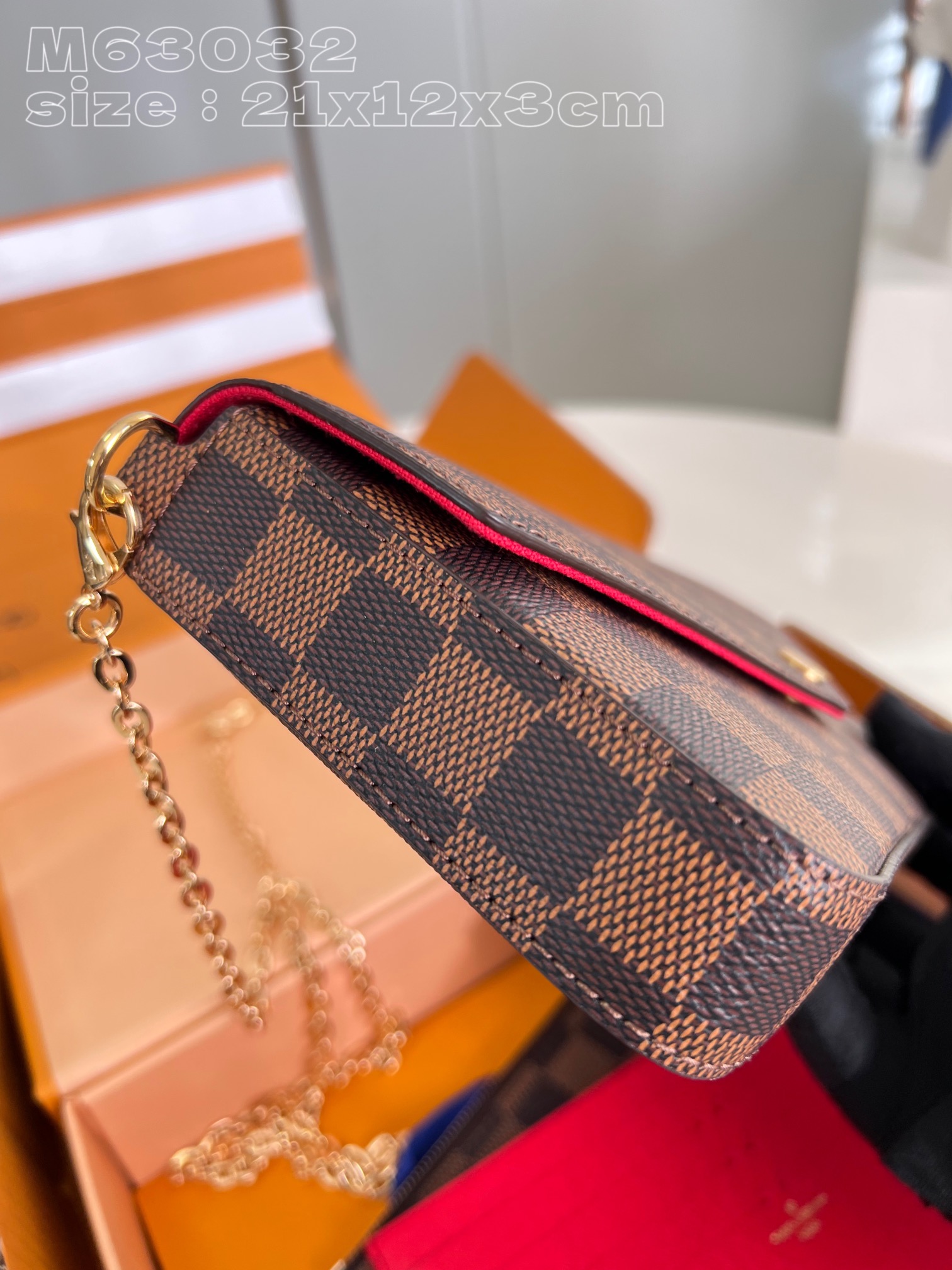 l**is V*t*n pochette félicie