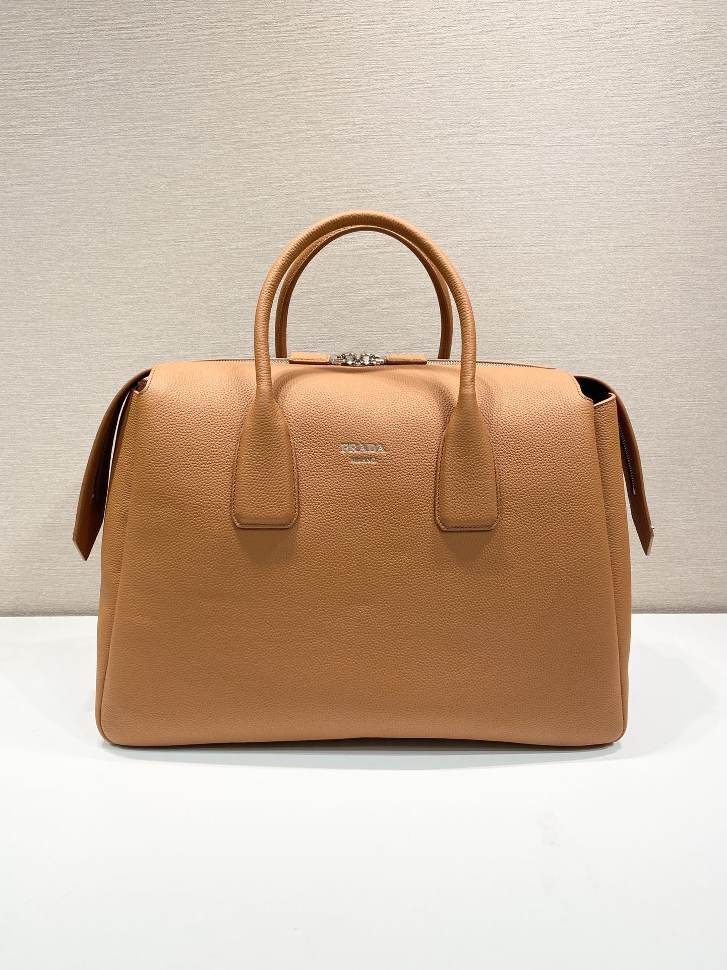Pra*a leather travel bag