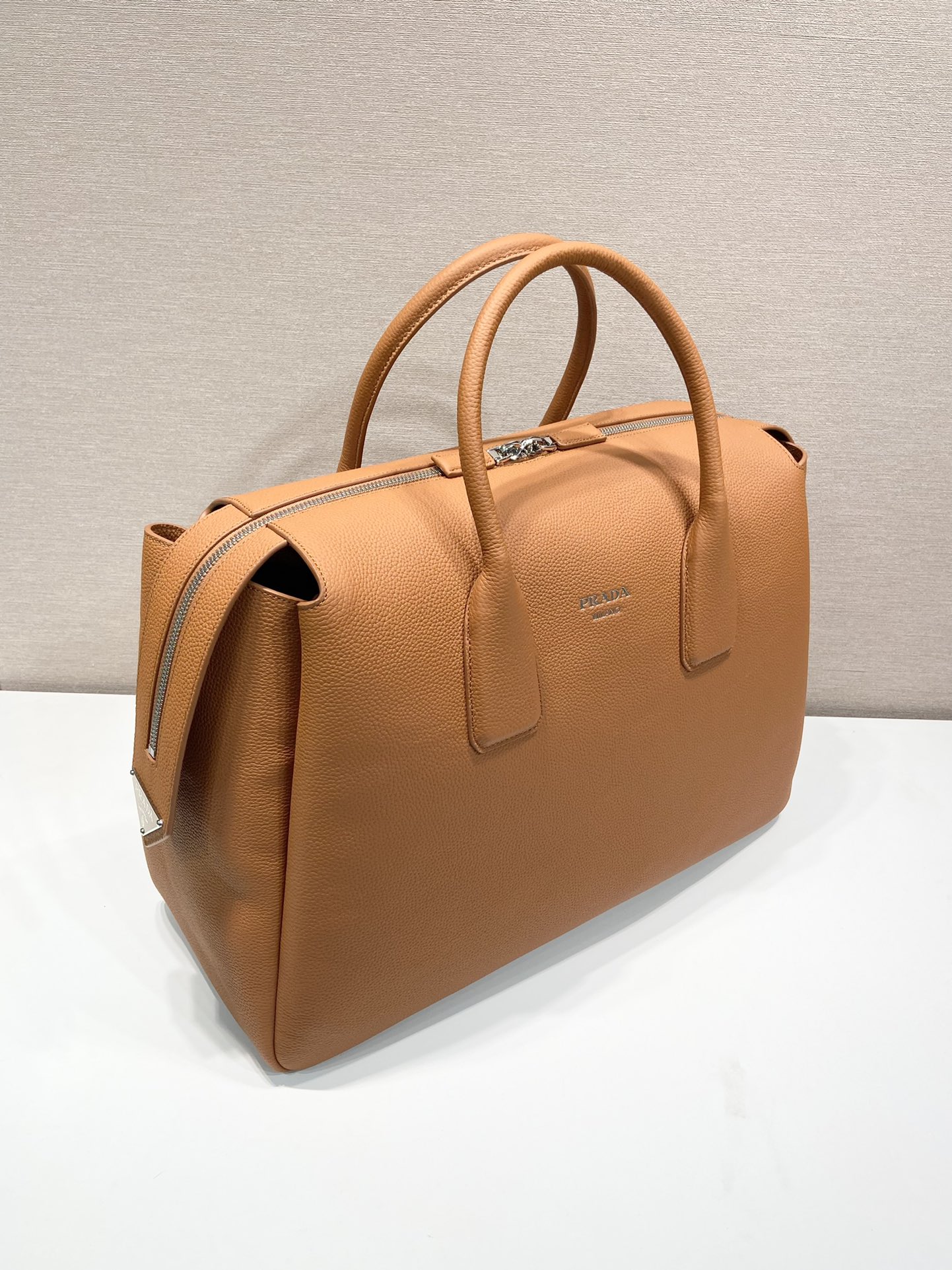 Pra*a leather travel bag