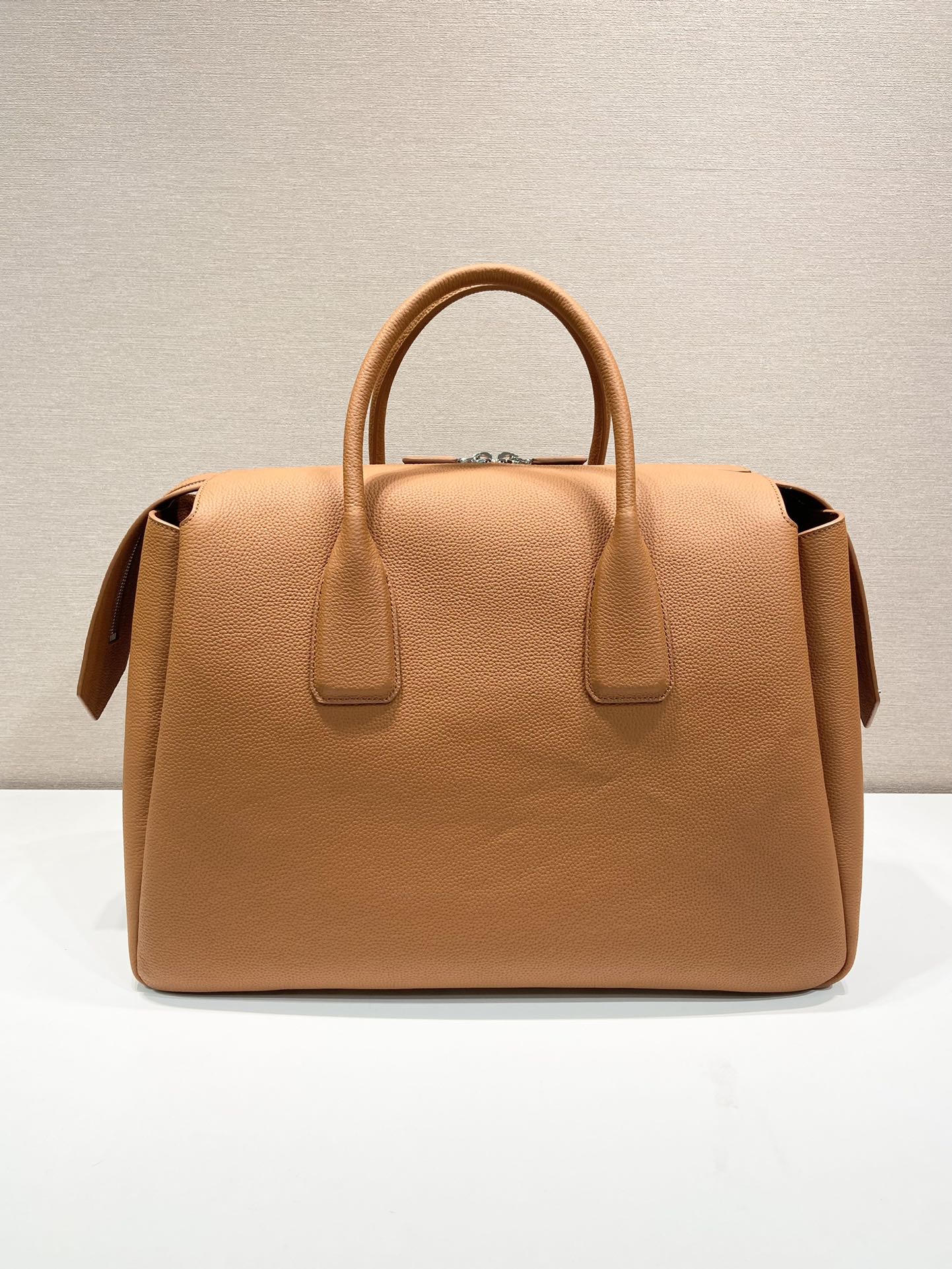 Pra*a leather travel bag