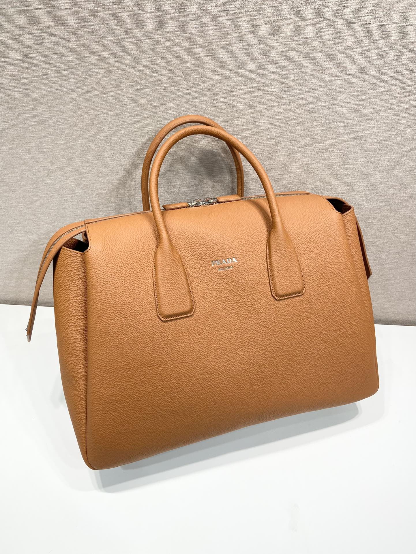 Pra*a leather travel bag