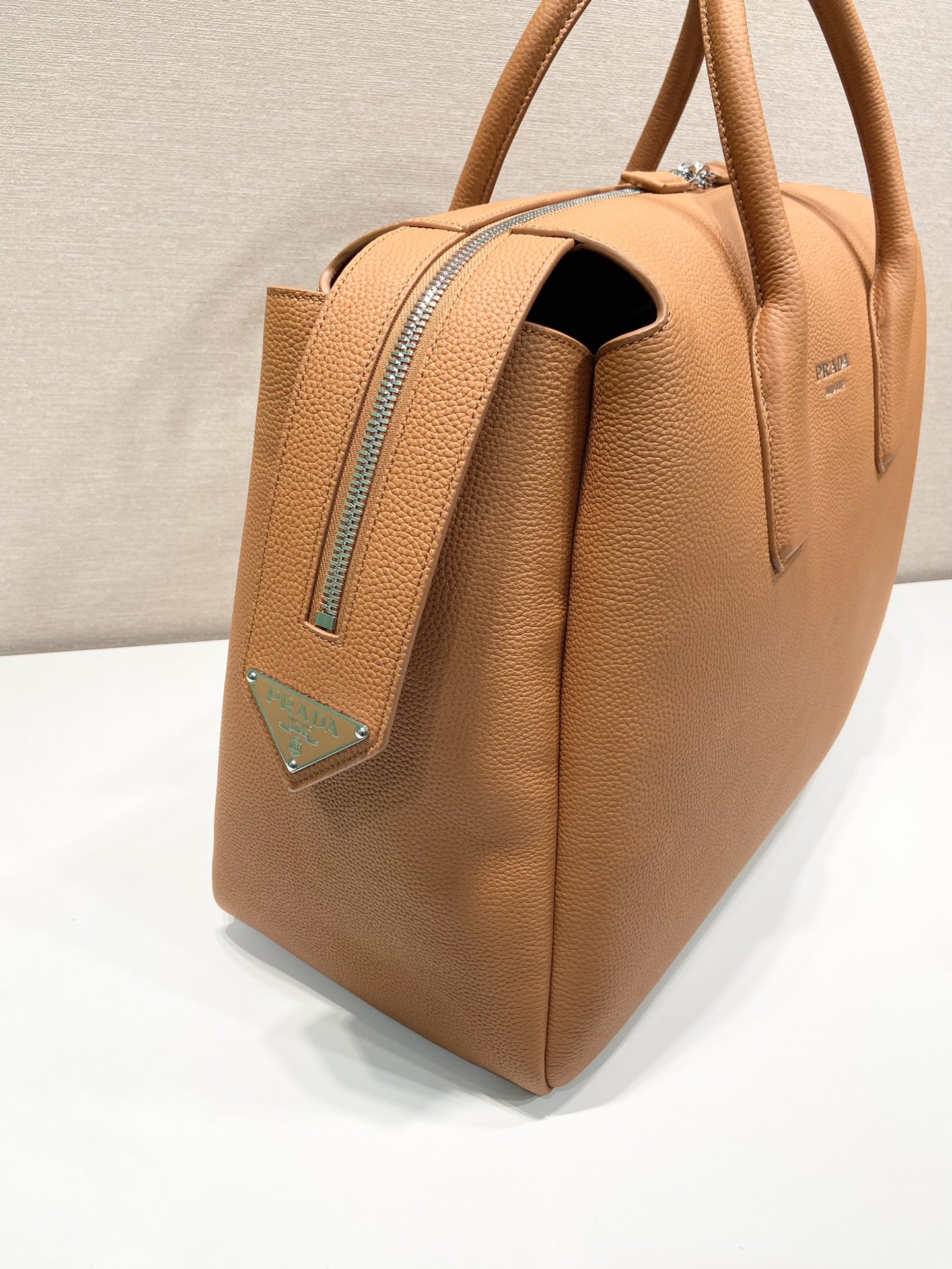 Pra*a leather travel bag