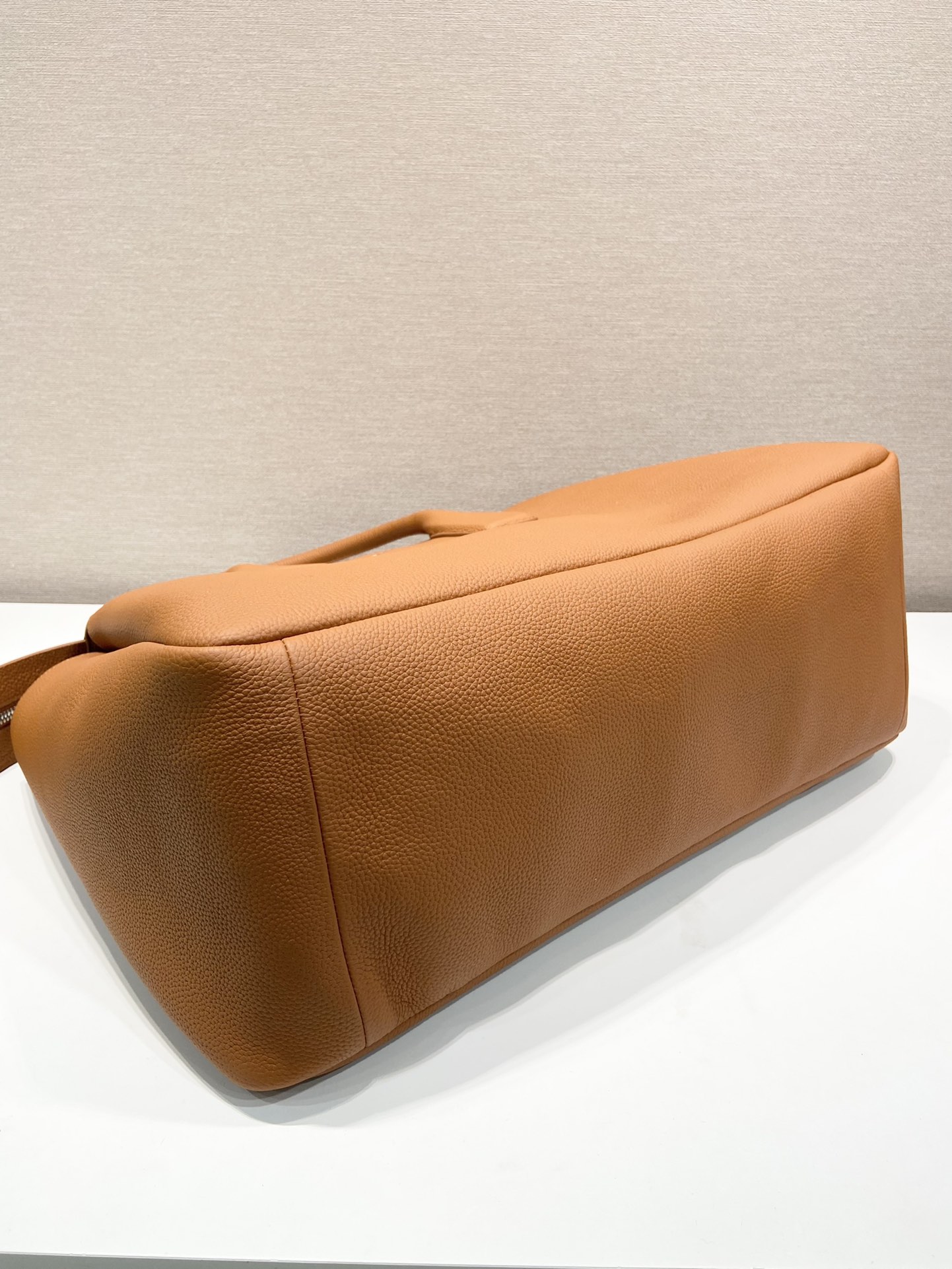 Pra*a leather travel bag