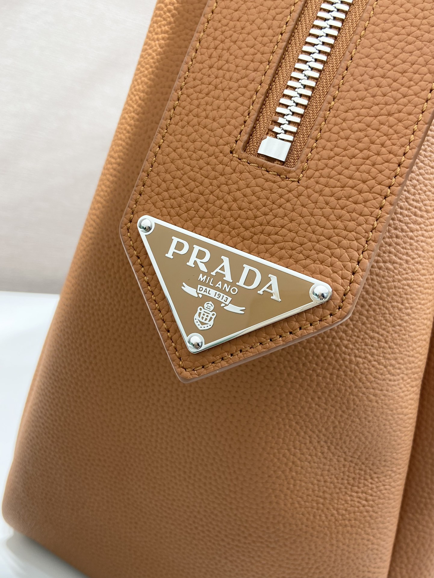 Pra*a leather travel bag