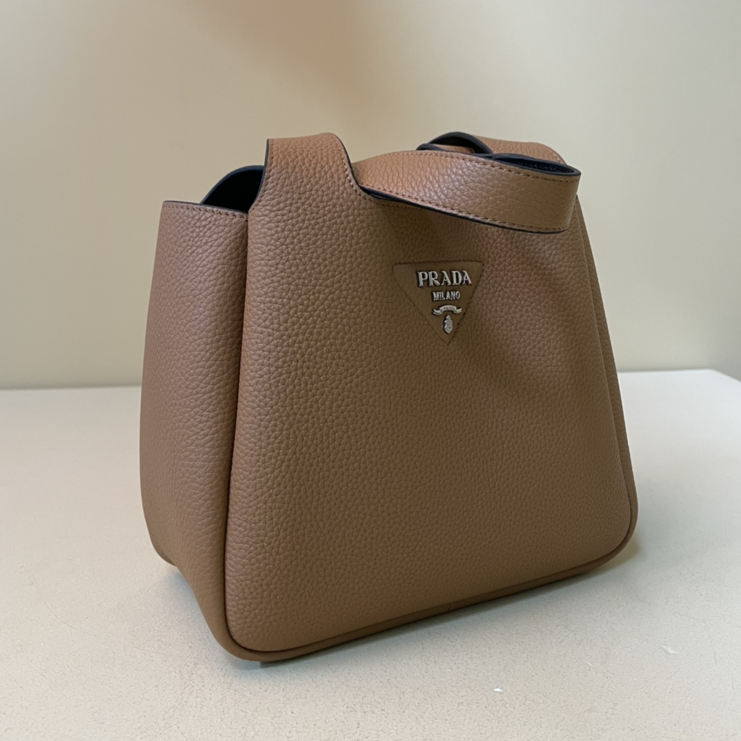 Pra*a medium leather tote