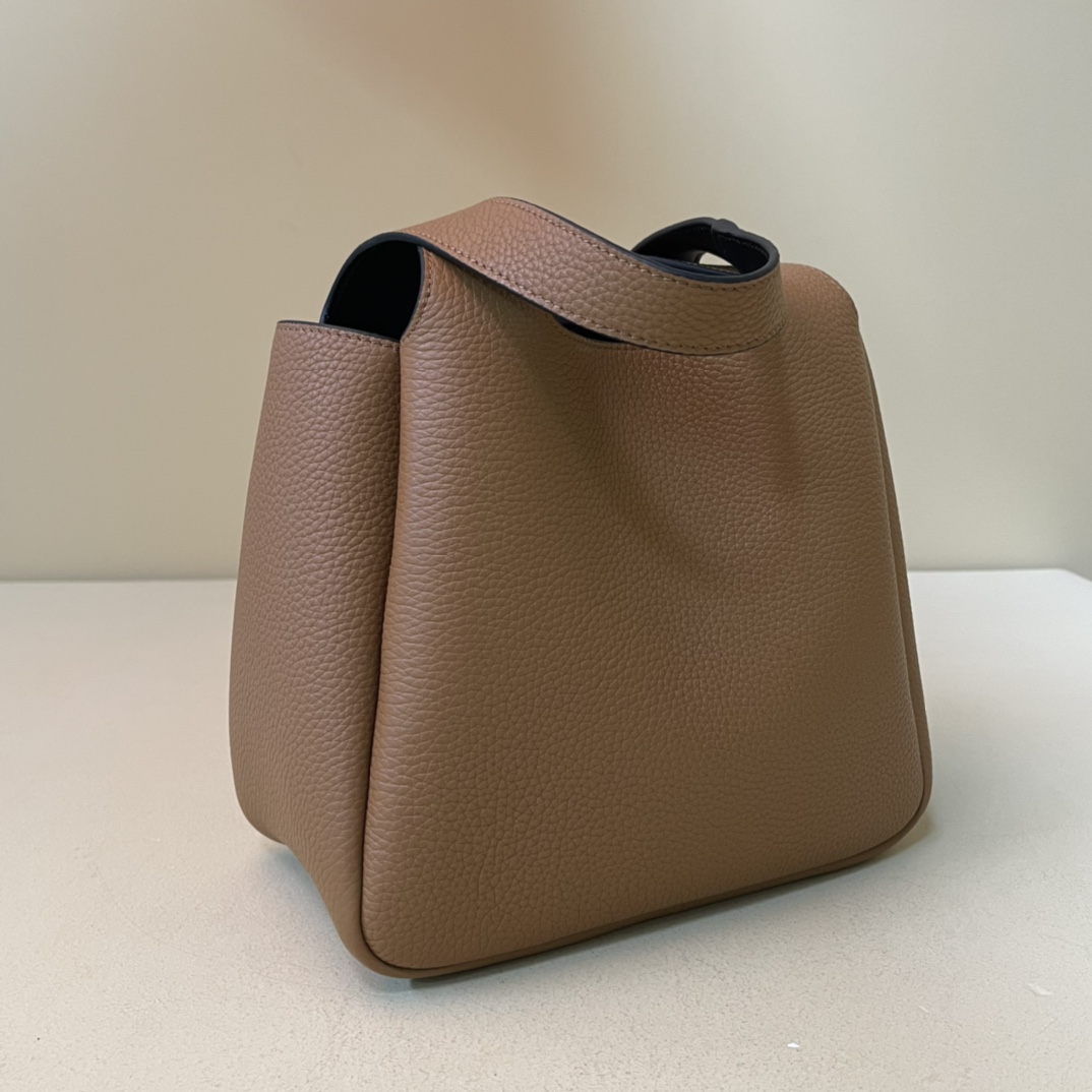 Pra*a medium leather tote
