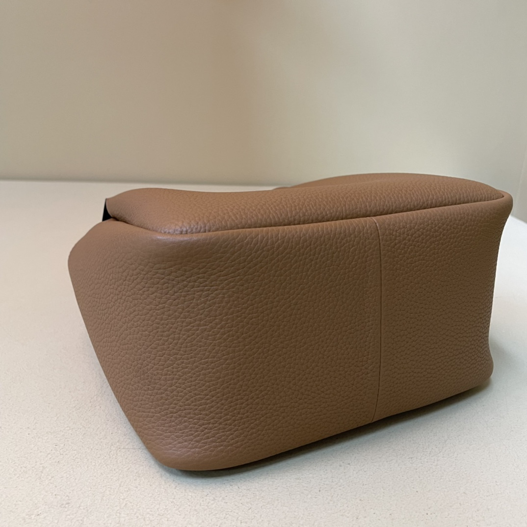 Pra*a medium leather tote