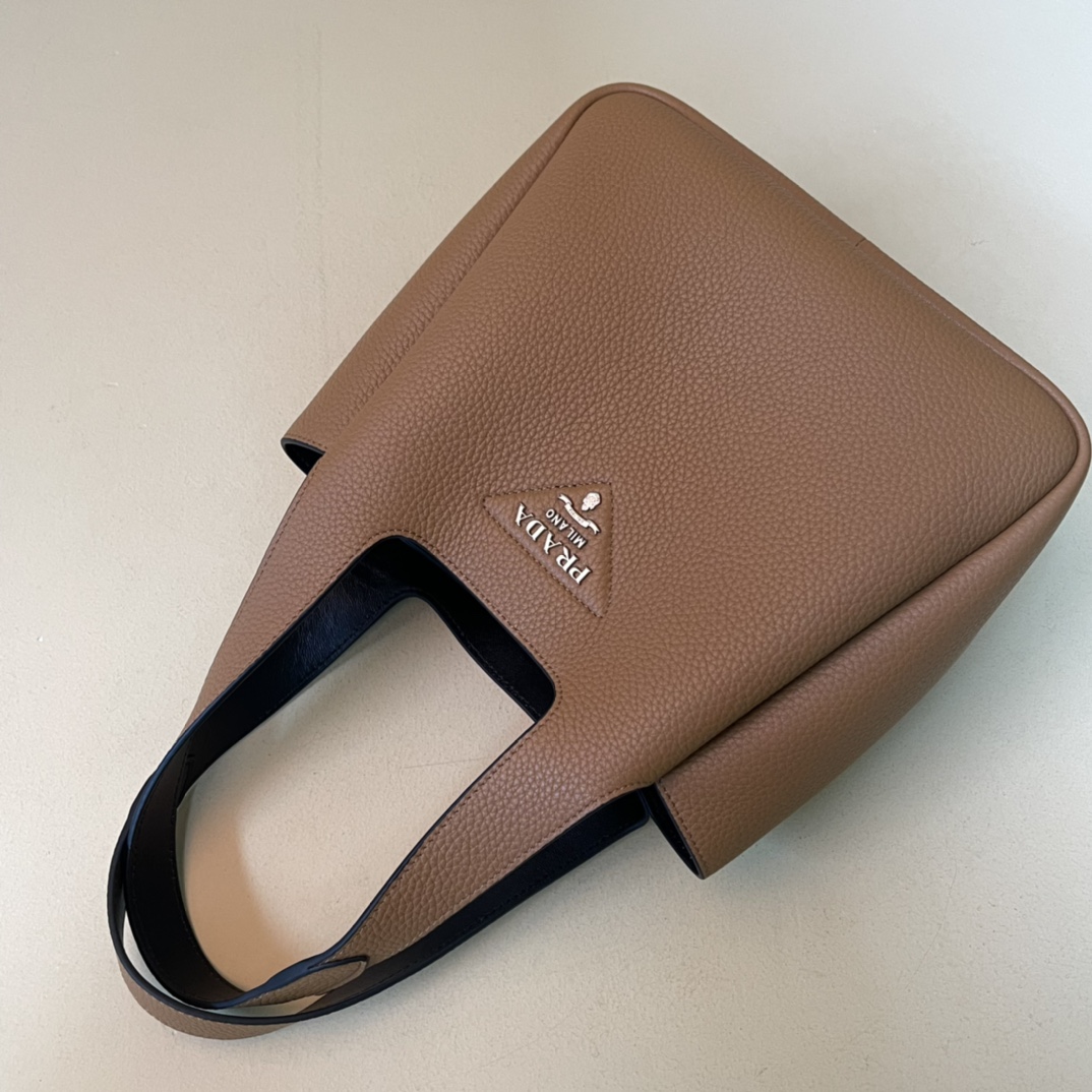 Pra*a medium leather tote